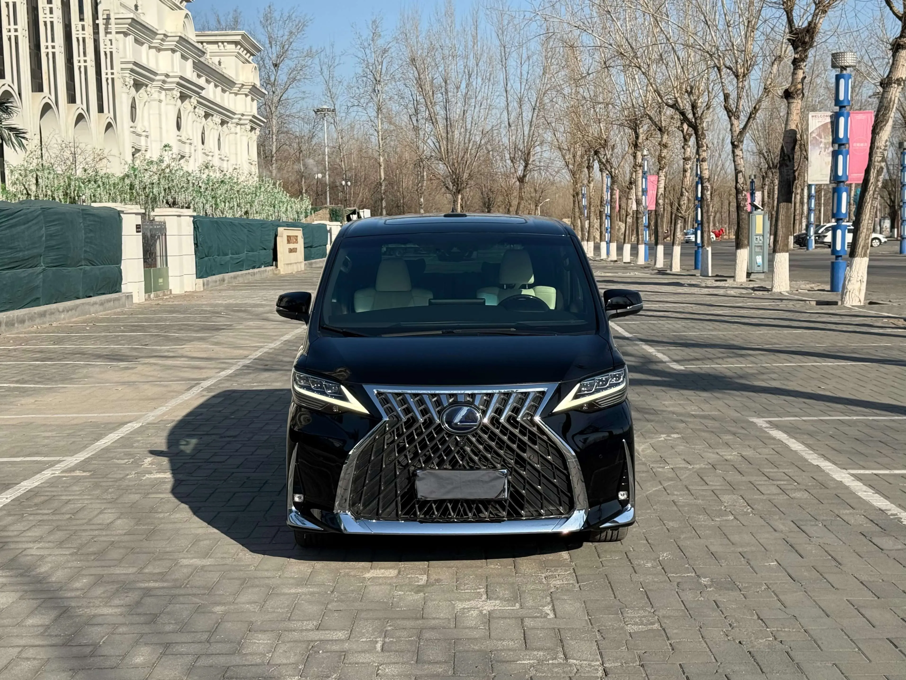 Lexus LM  из Китая