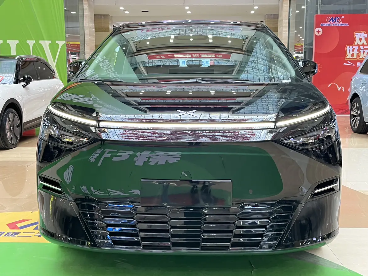 Xpeng X9  из Китая