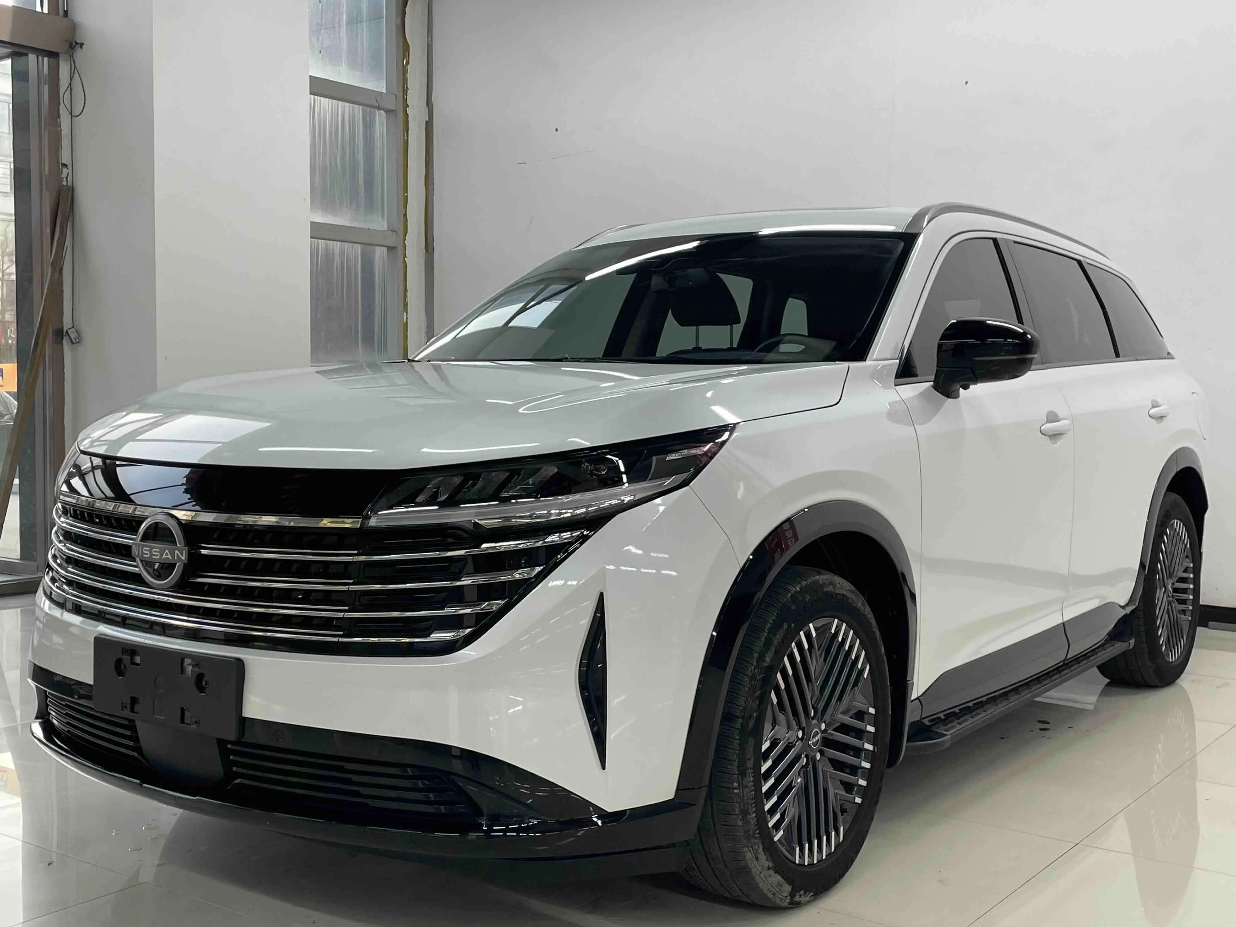 Nissan Explore the land  из Китая