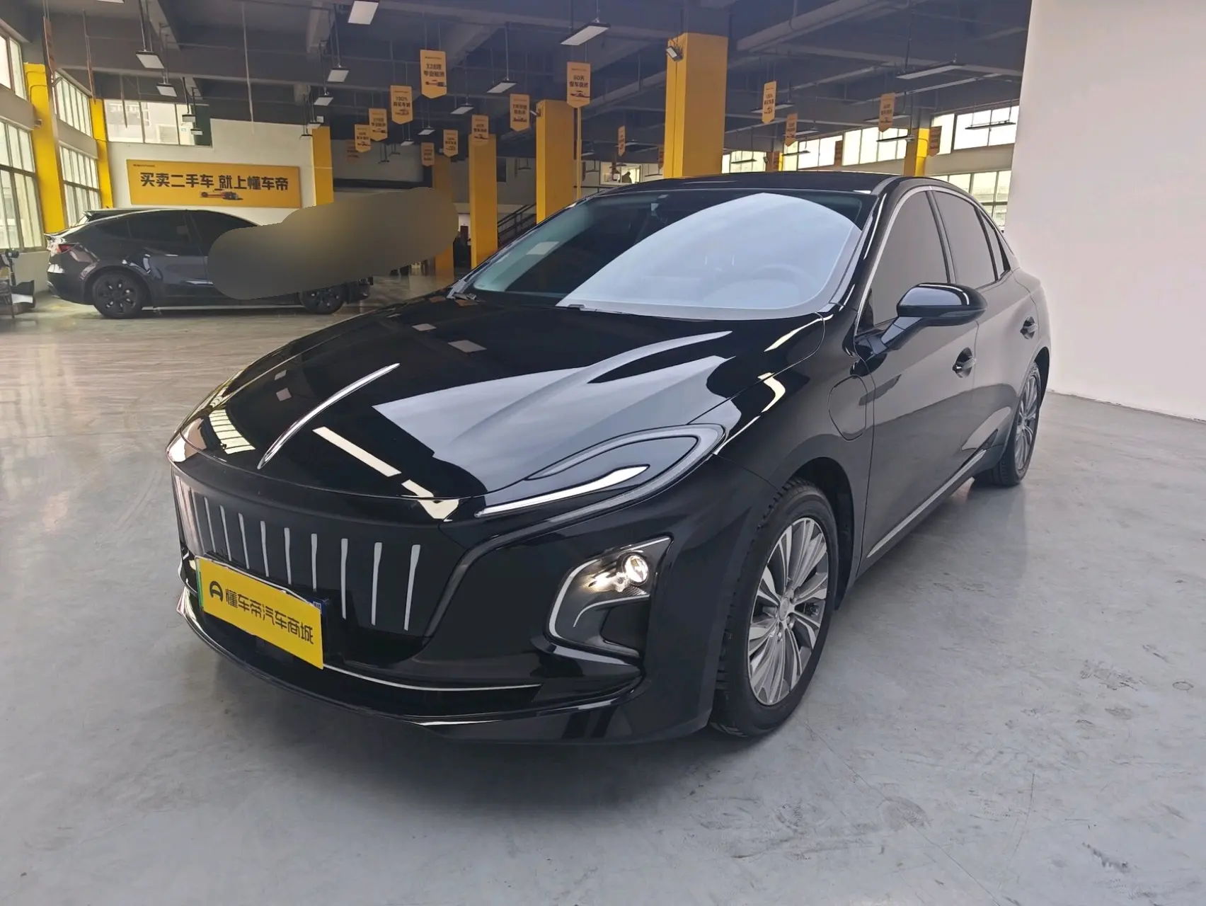 Hongqi E-QM5  из Китая