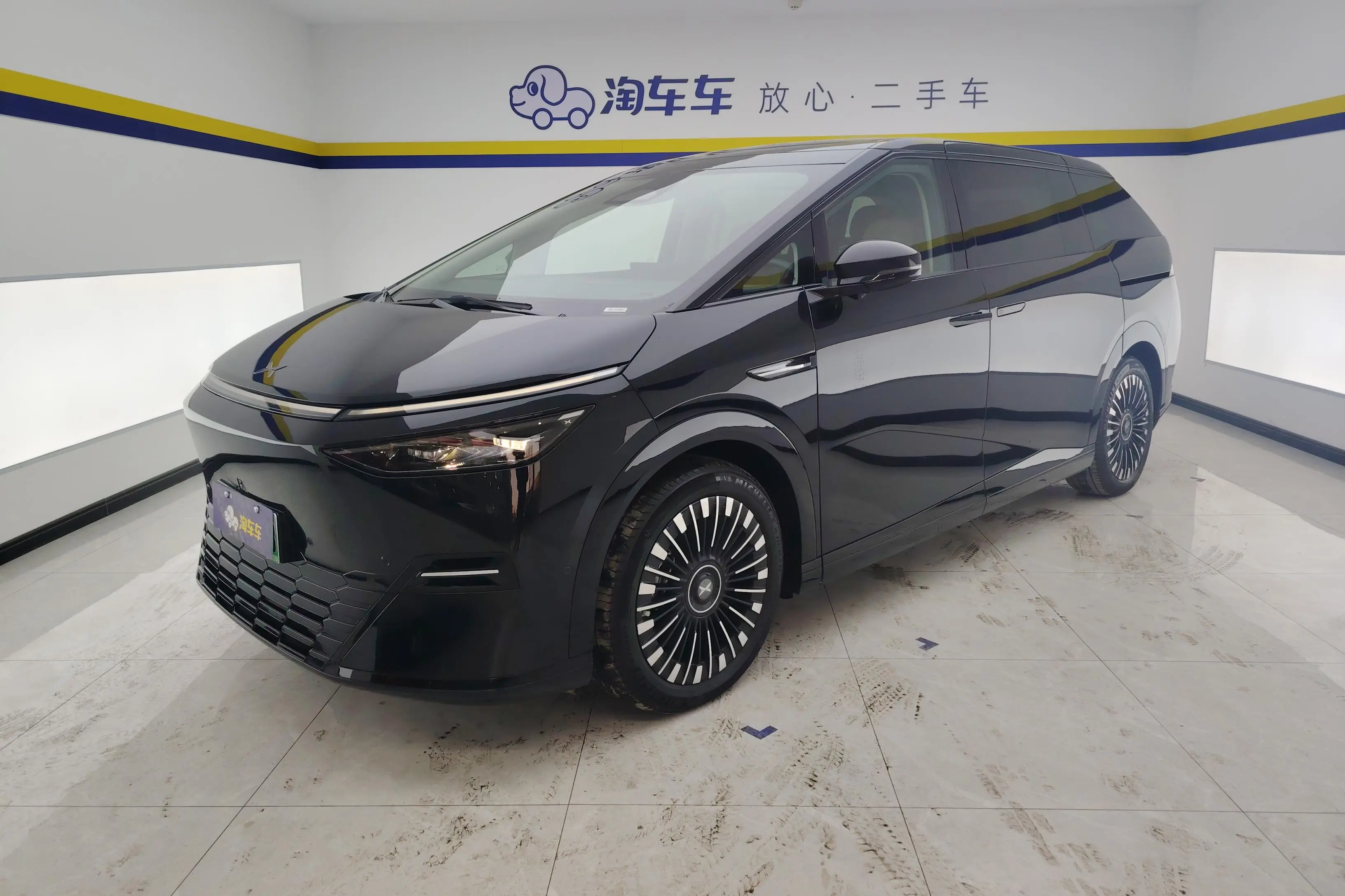 Xpeng X9  из Китая