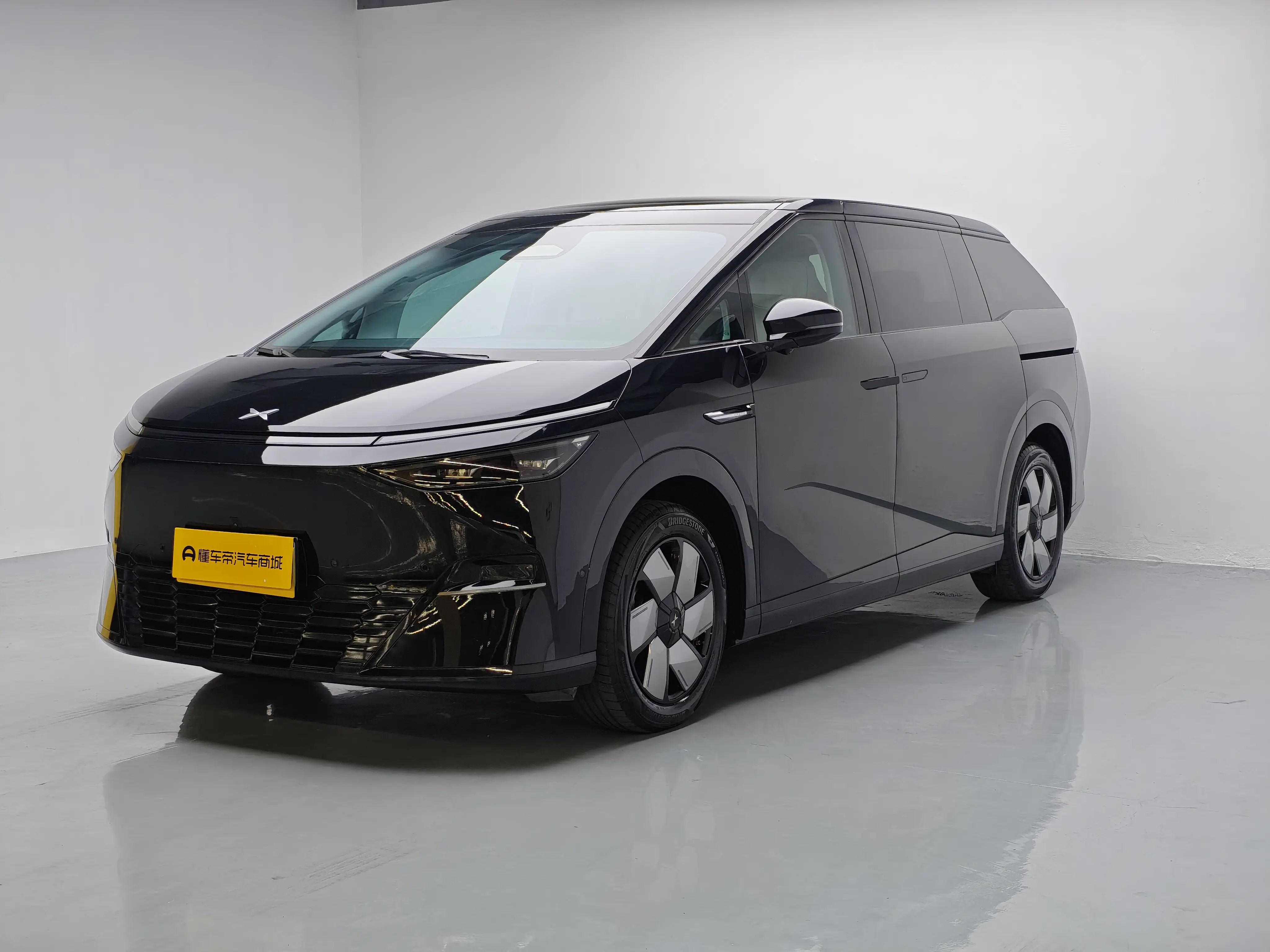 Xpeng X9  из Китая