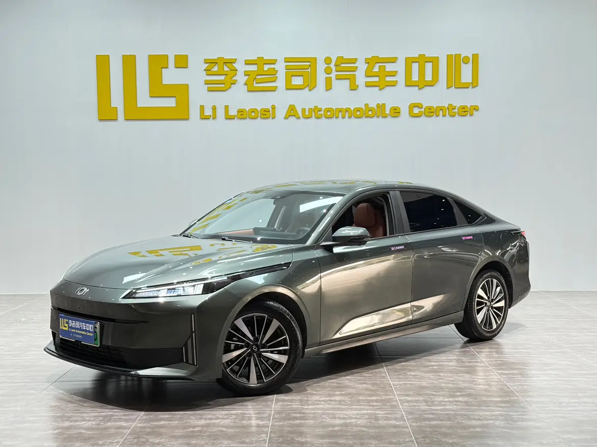 Changan Qiyuan A05  из Китая