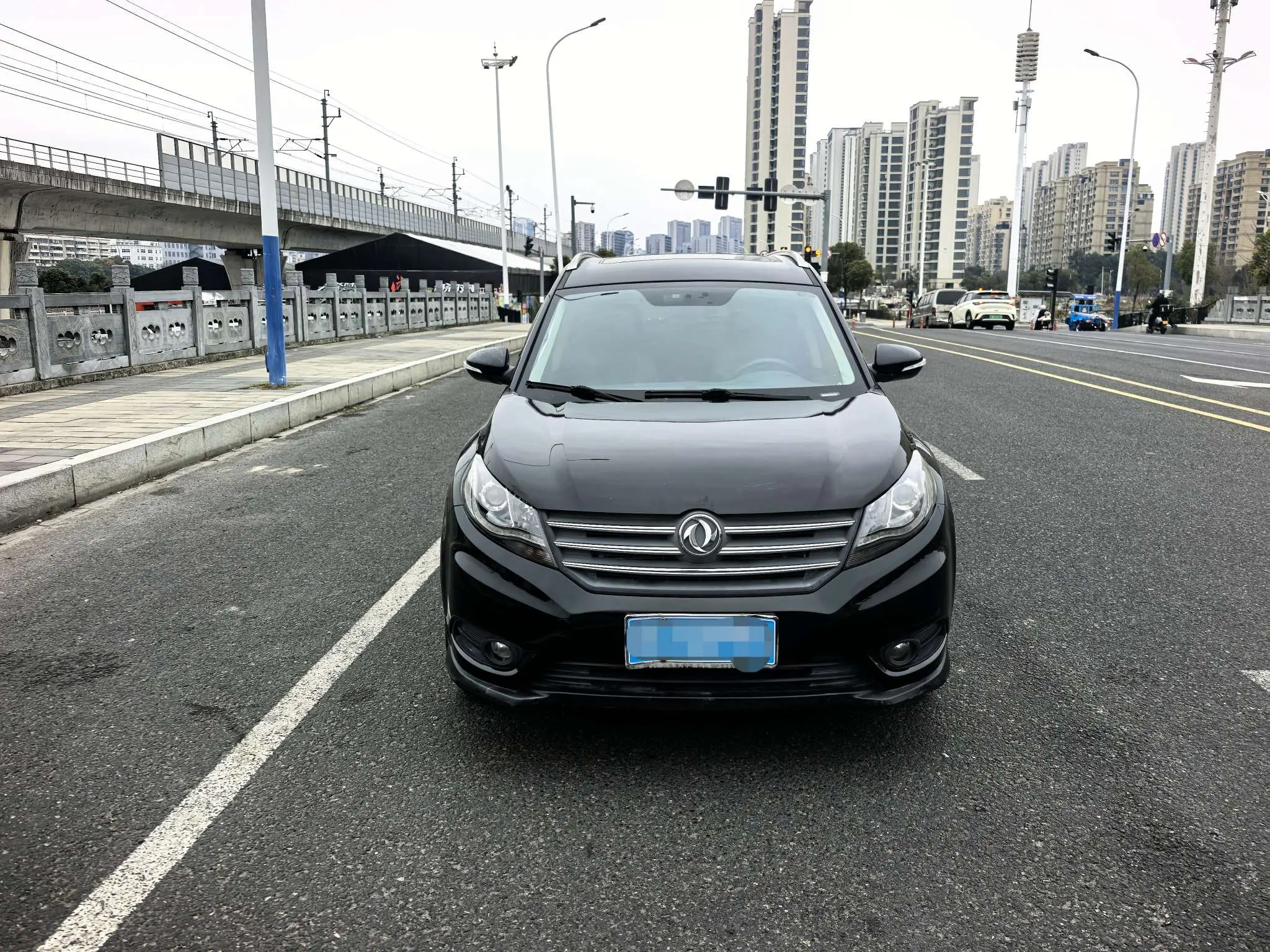 Dongfeng Fengon 580  из Китая
