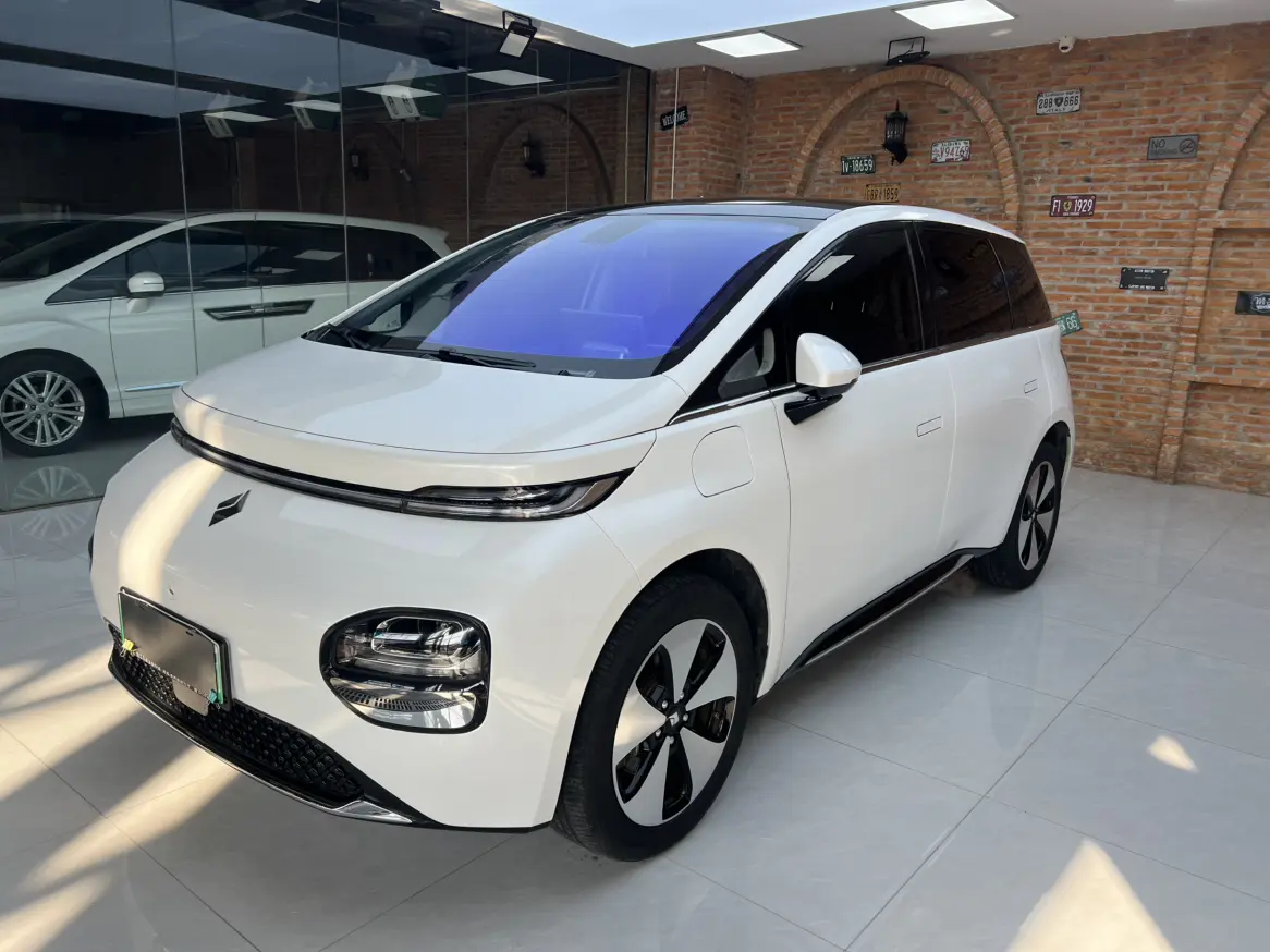 Baojun Clouds  из Китая