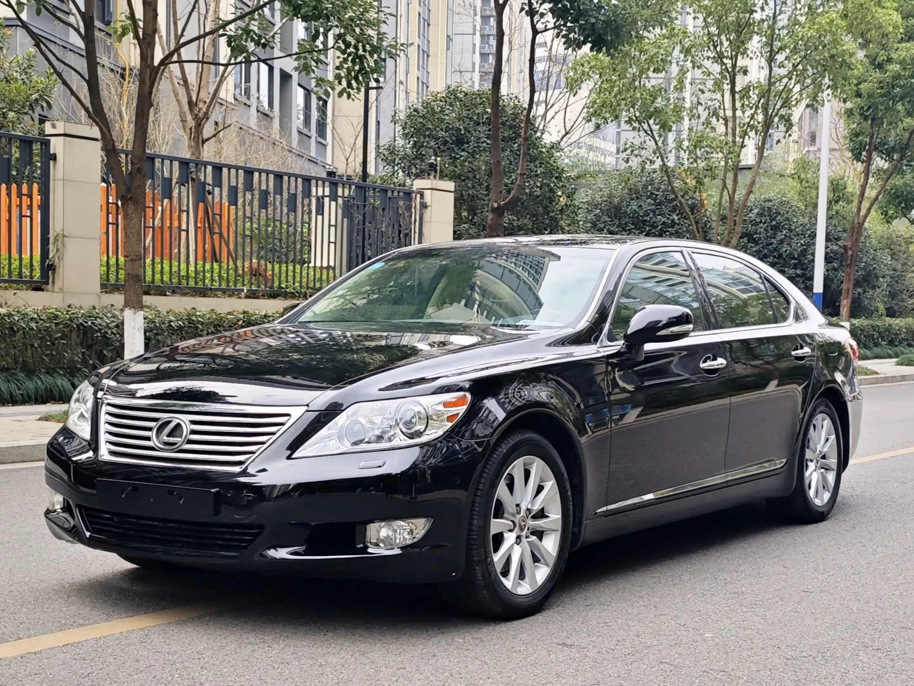 Lexus LS  из Китая