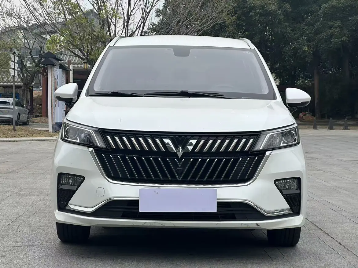 Wuling Jiachen  из Китая