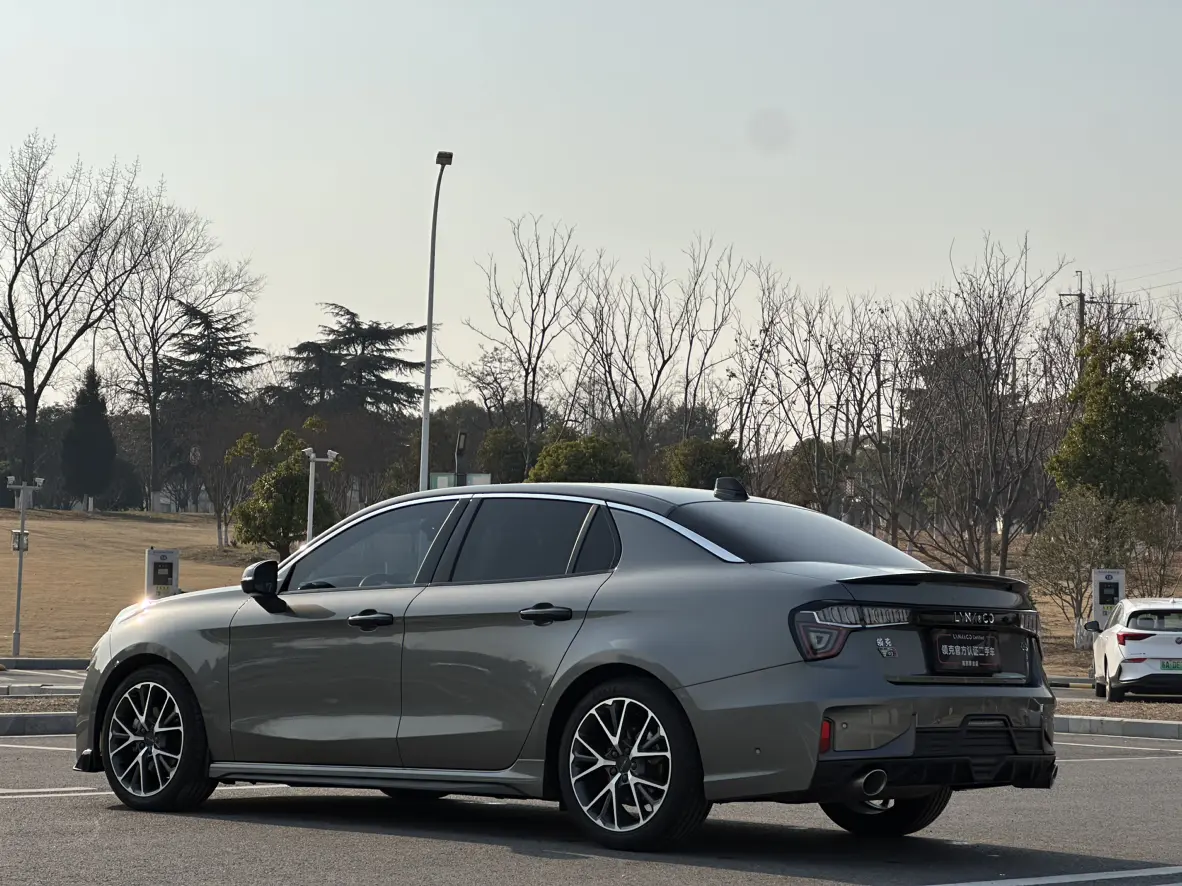 Lynk & Co 03