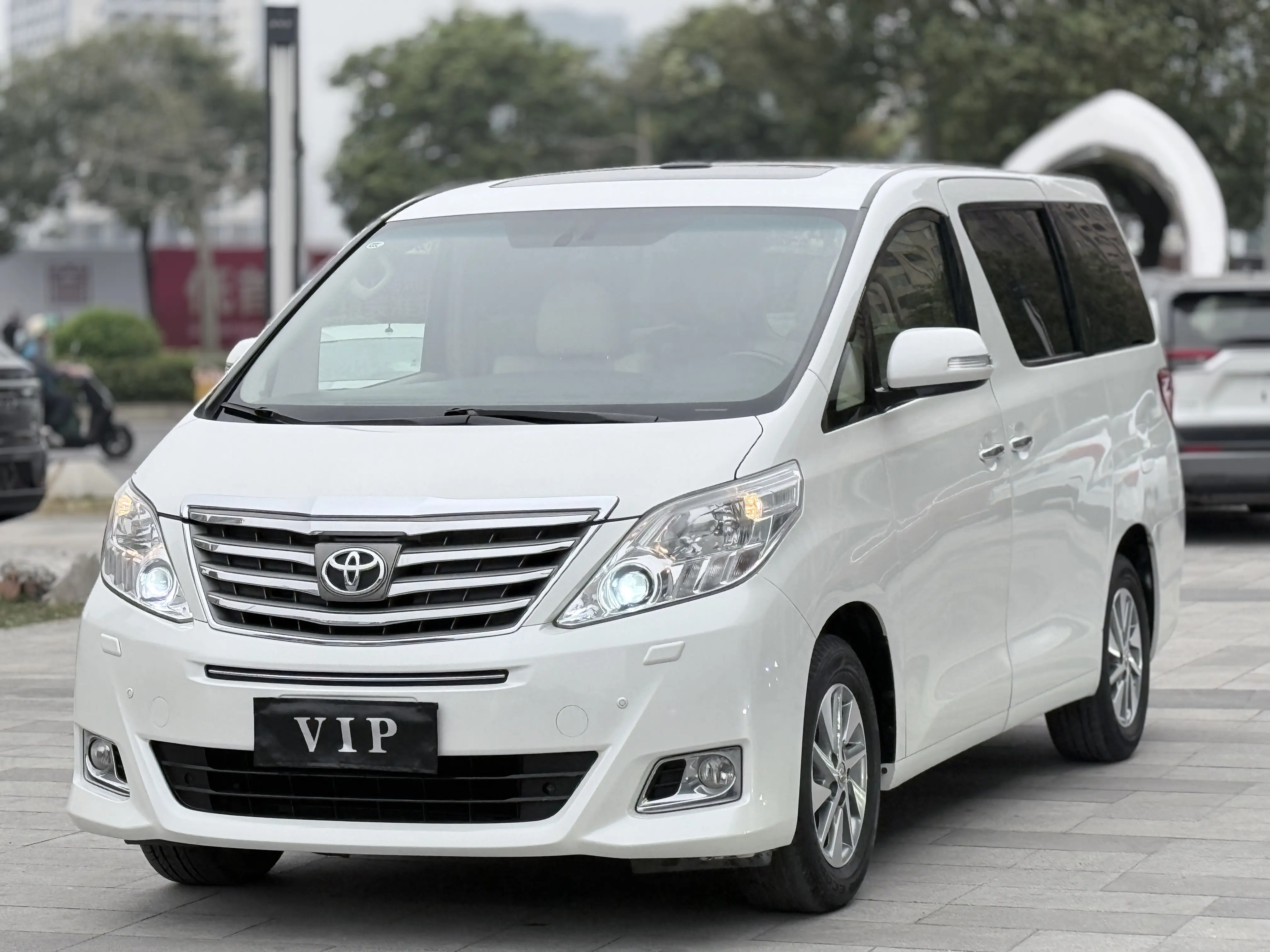 Toyota Alphard (Elfa)  из Китая