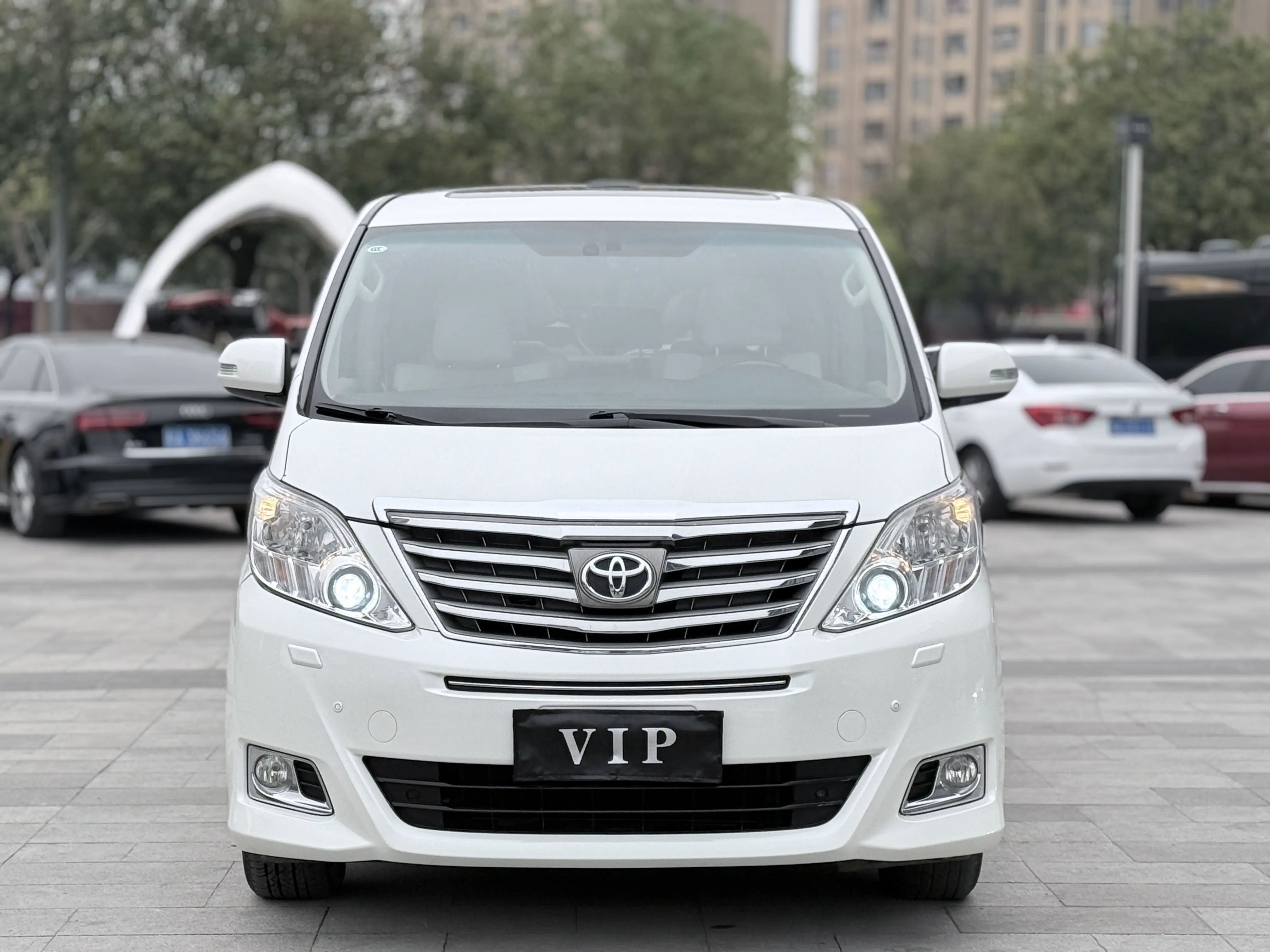 Toyota Alphard (Elfa)  из Китая