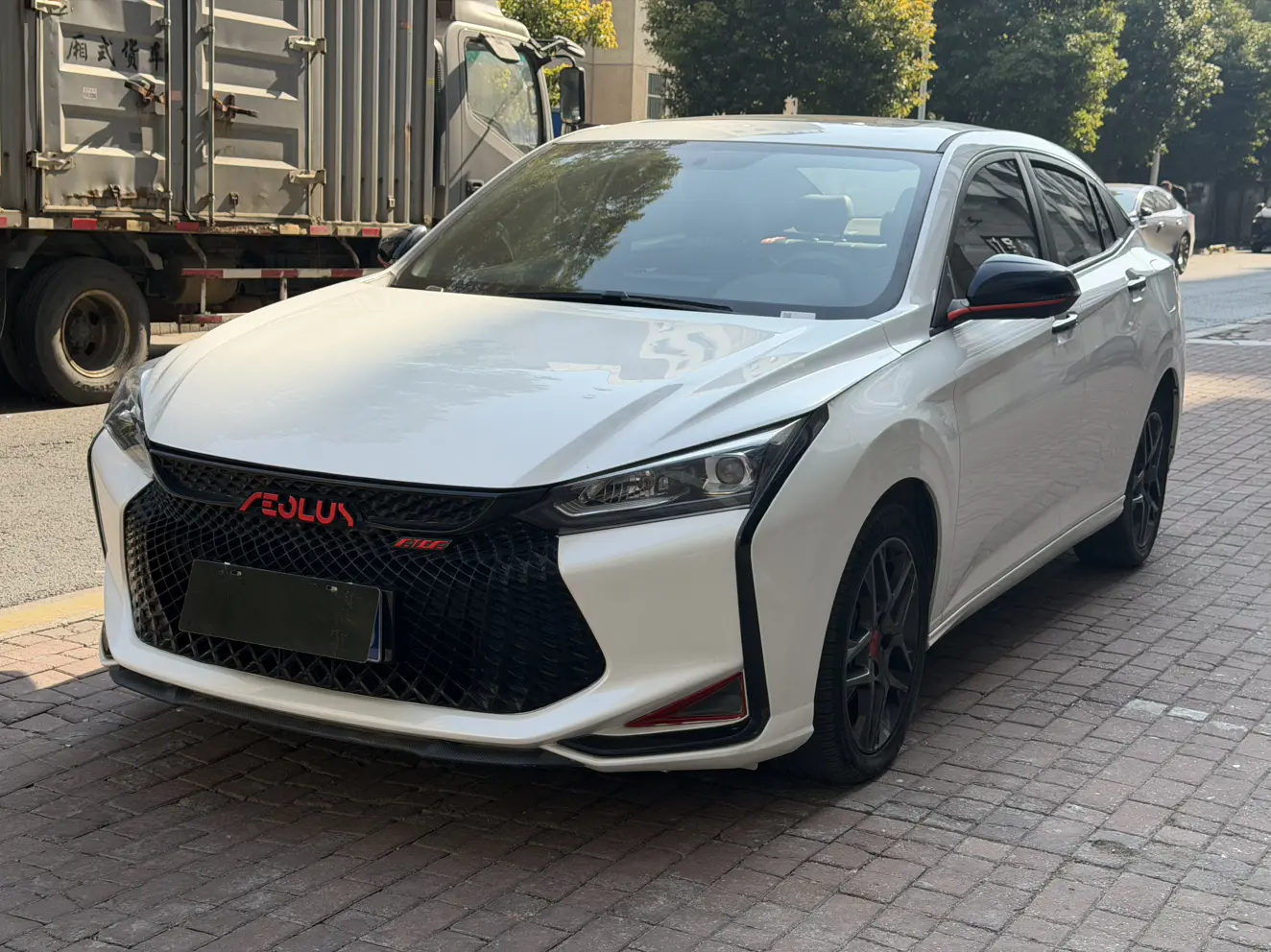 Dongfeng Yixuan  из Китая