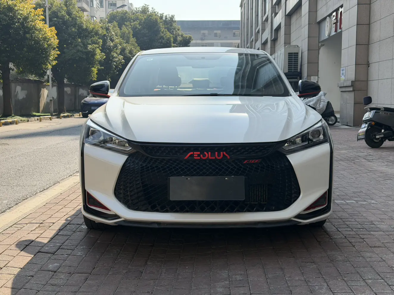 Dongfeng Yixuan  из Китая