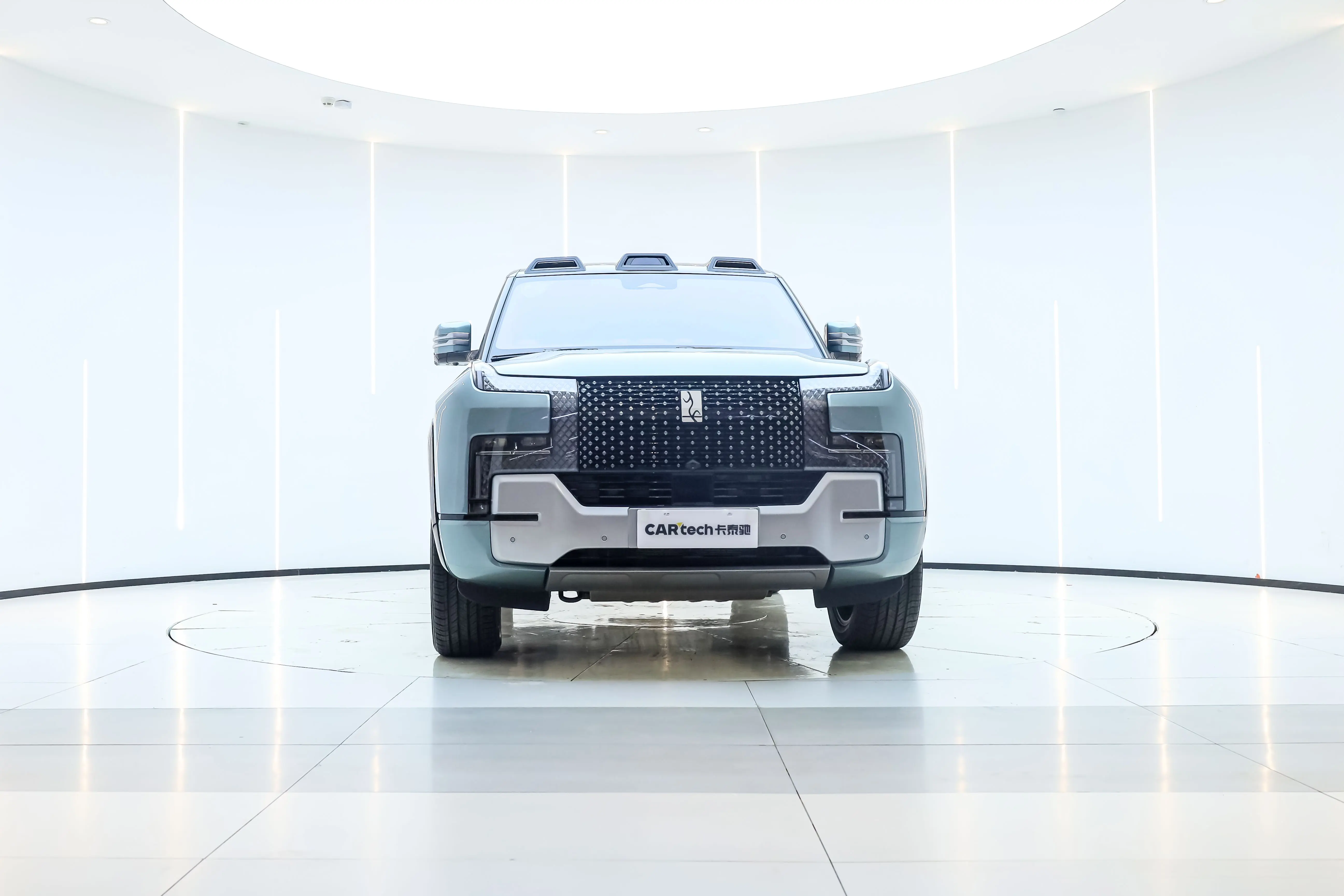 BYD Yangwang U8  из Китая