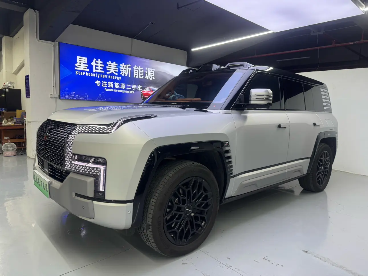 BYD Yangwang U8  из Китая