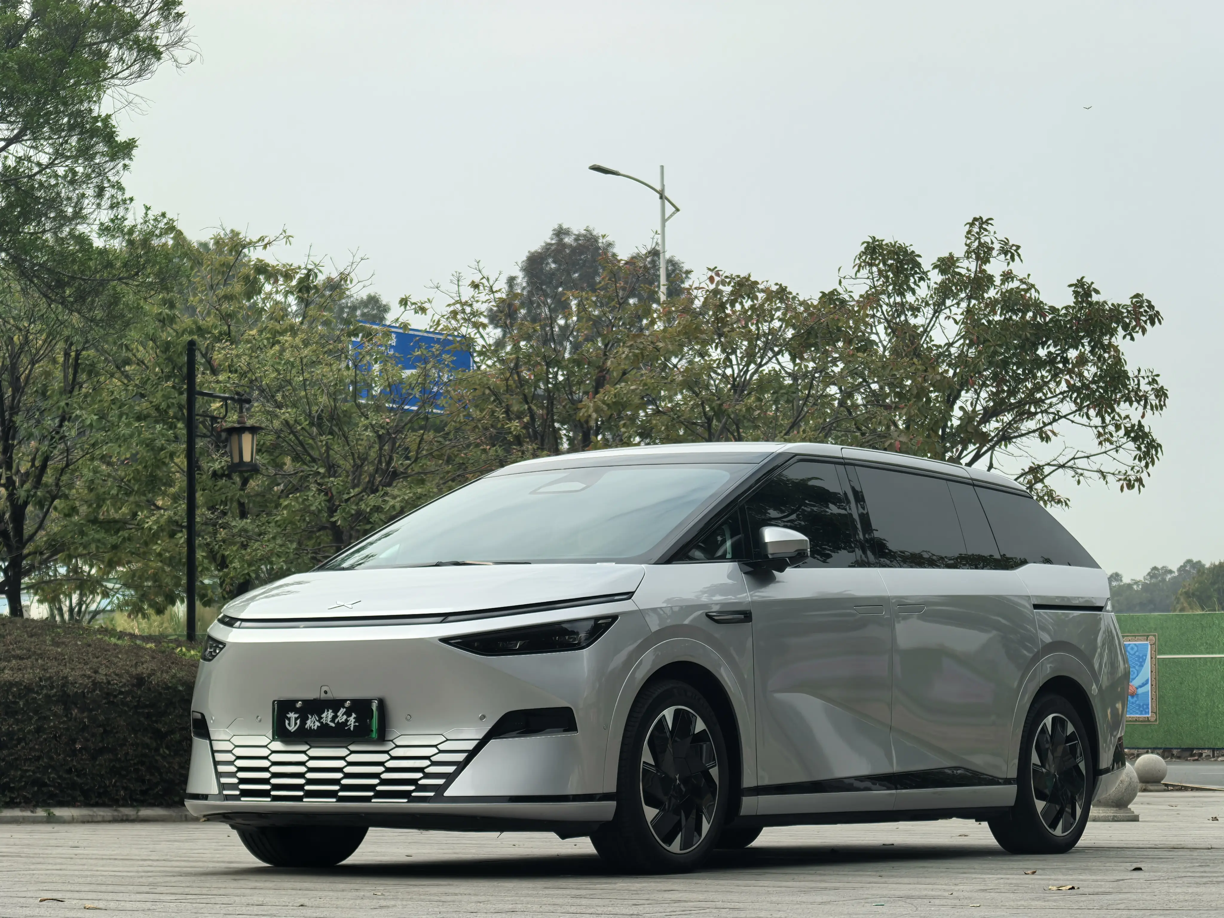 Xpeng X9  из Китая