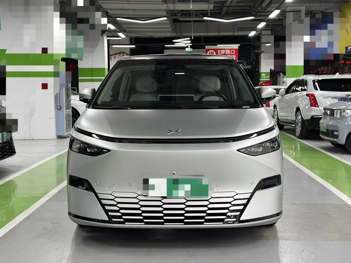 Xpeng X9  из Китая