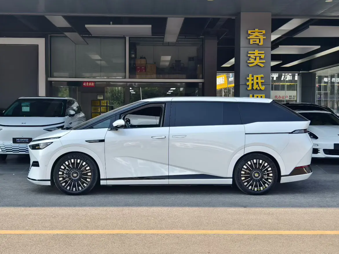 Xpeng X9  из Китая