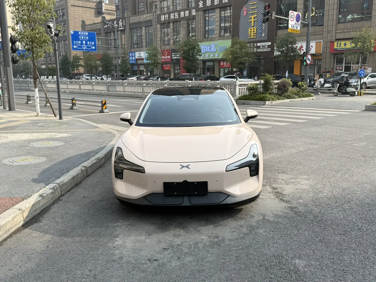 Xpeng Xiaopeng MONA M03  из Китая