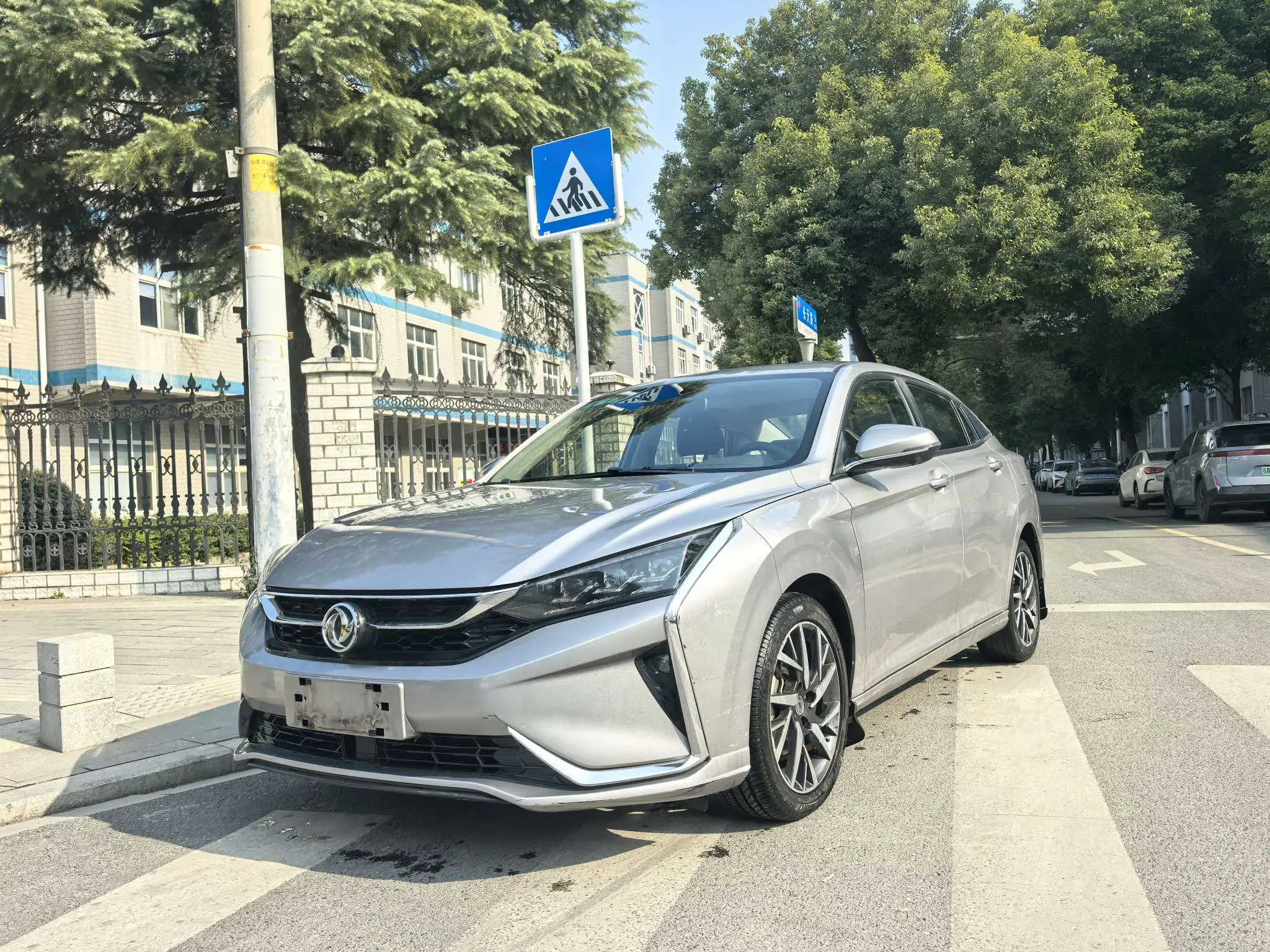 Dongfeng Yixuan  из Китая