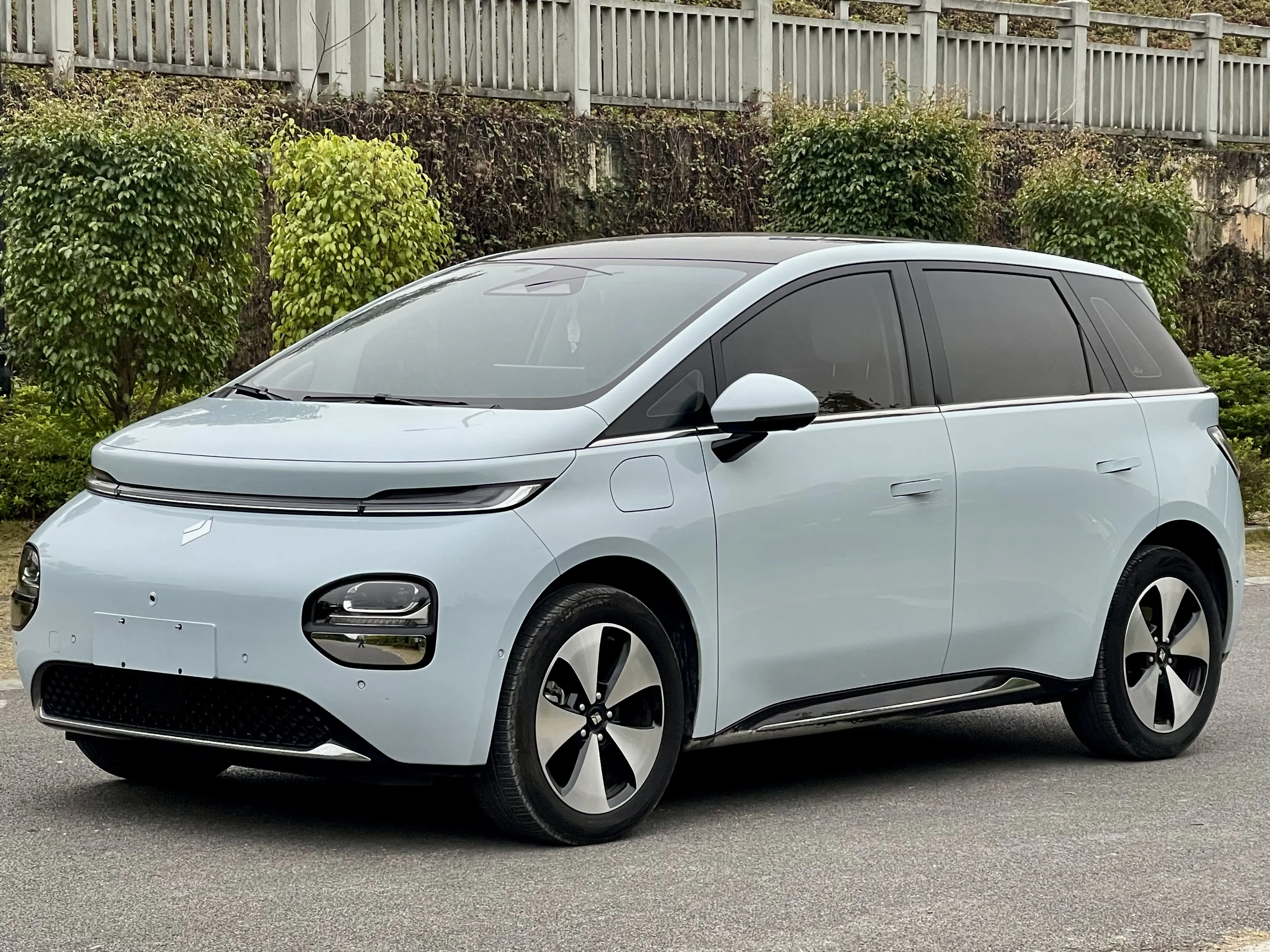 Baojun Clouds  из Китая