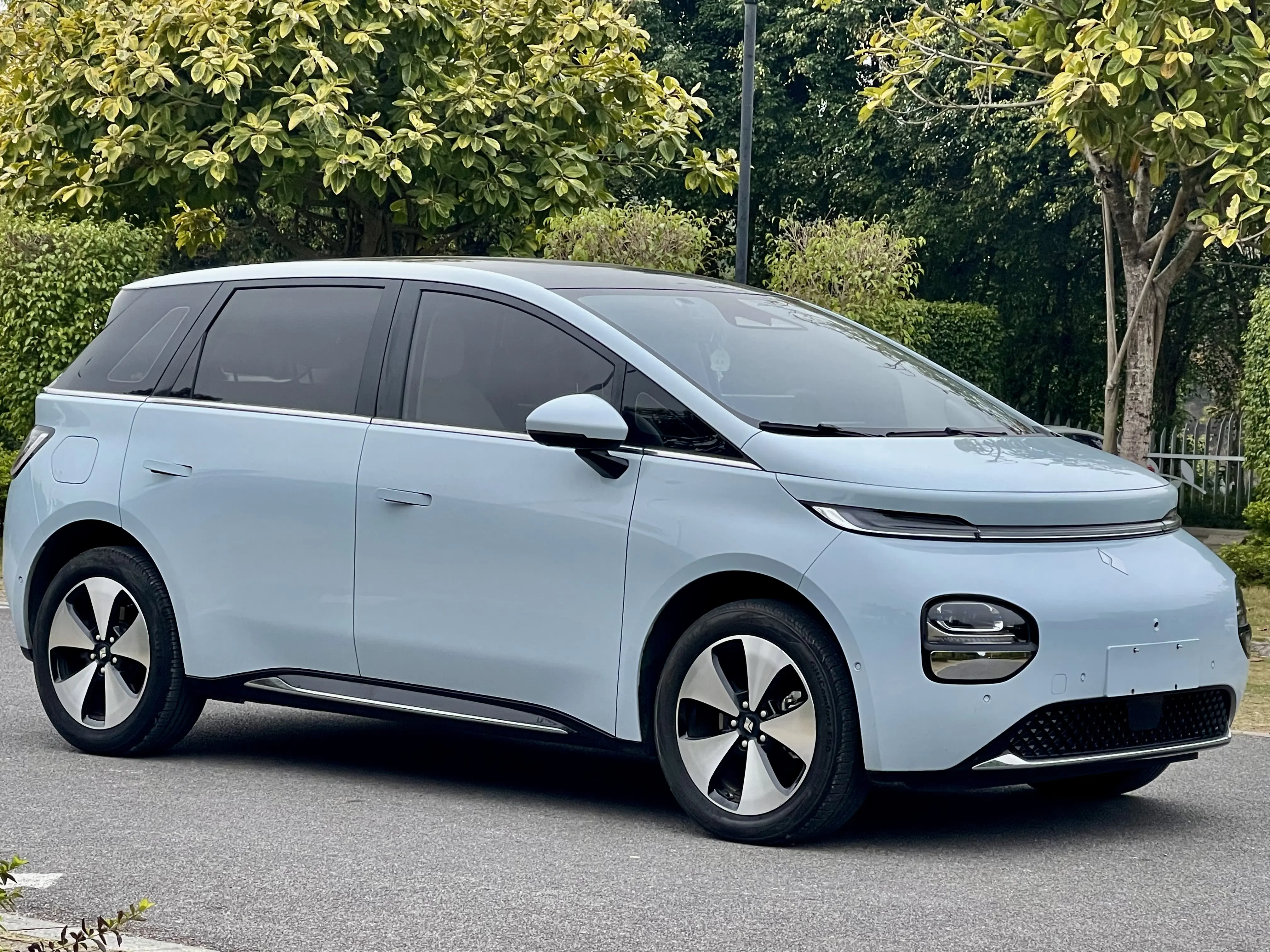 Baojun Clouds  из Китая