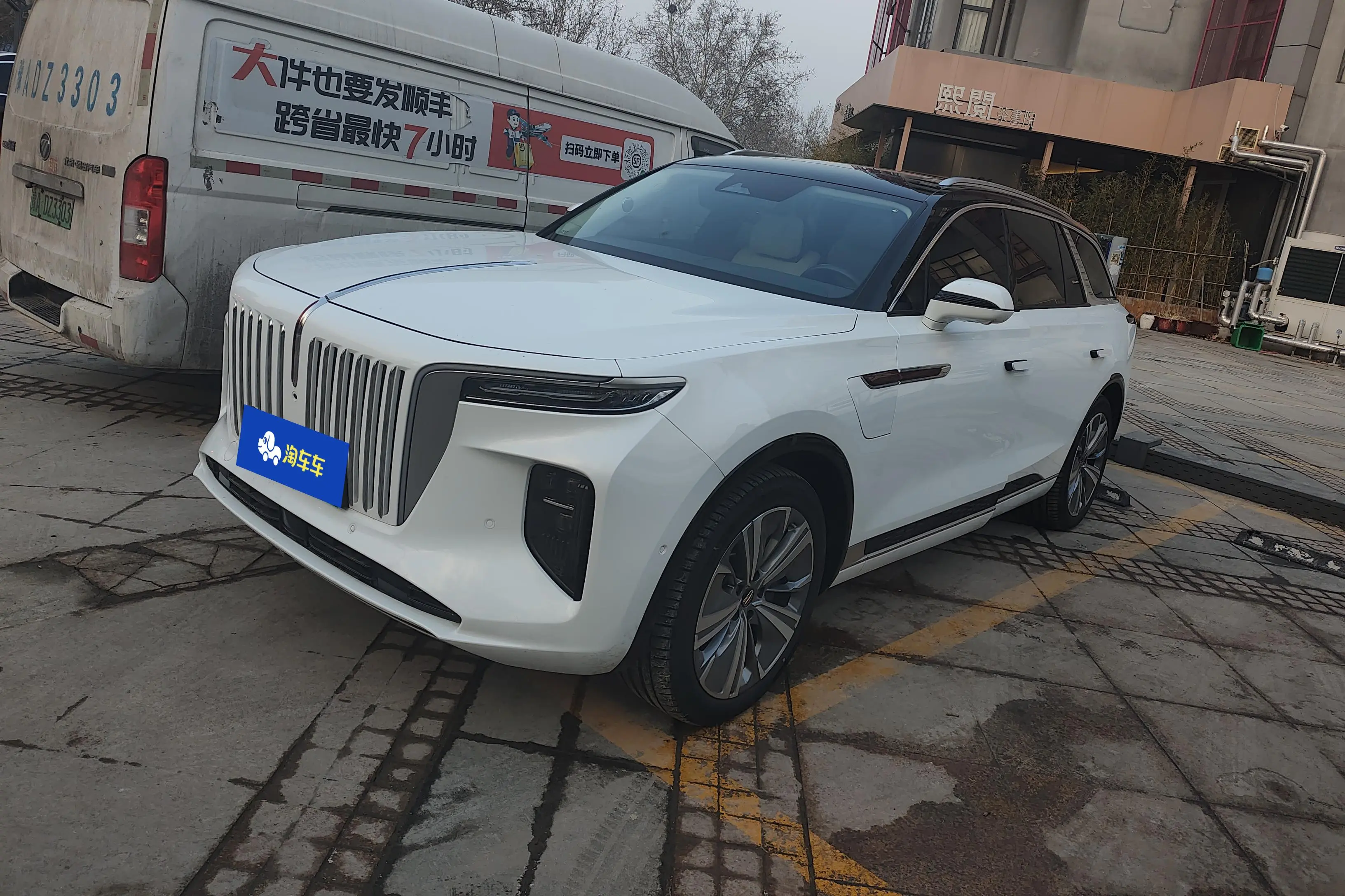 Hongqi E-HS9  из Китая