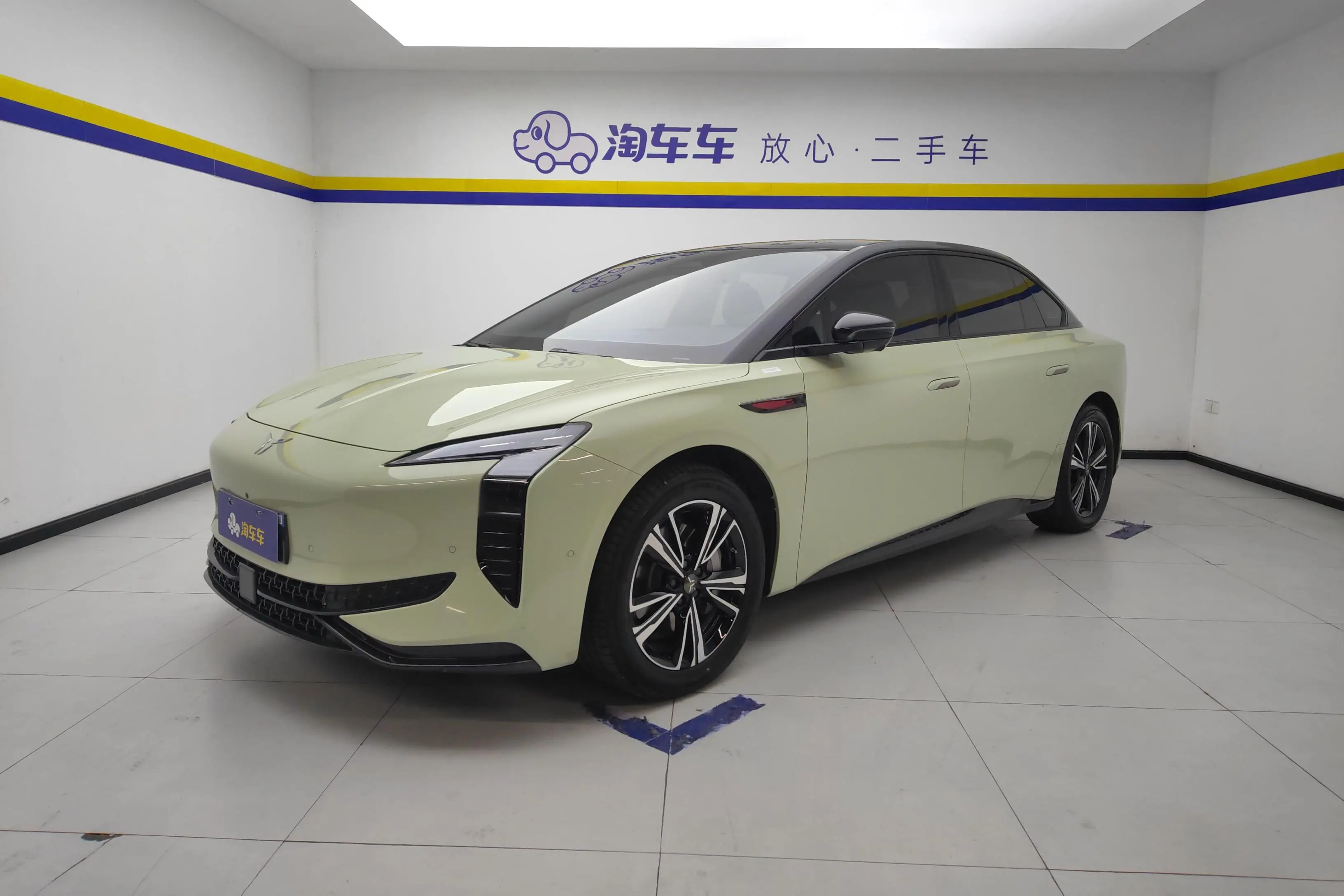 Hongqi EH7  из Китая