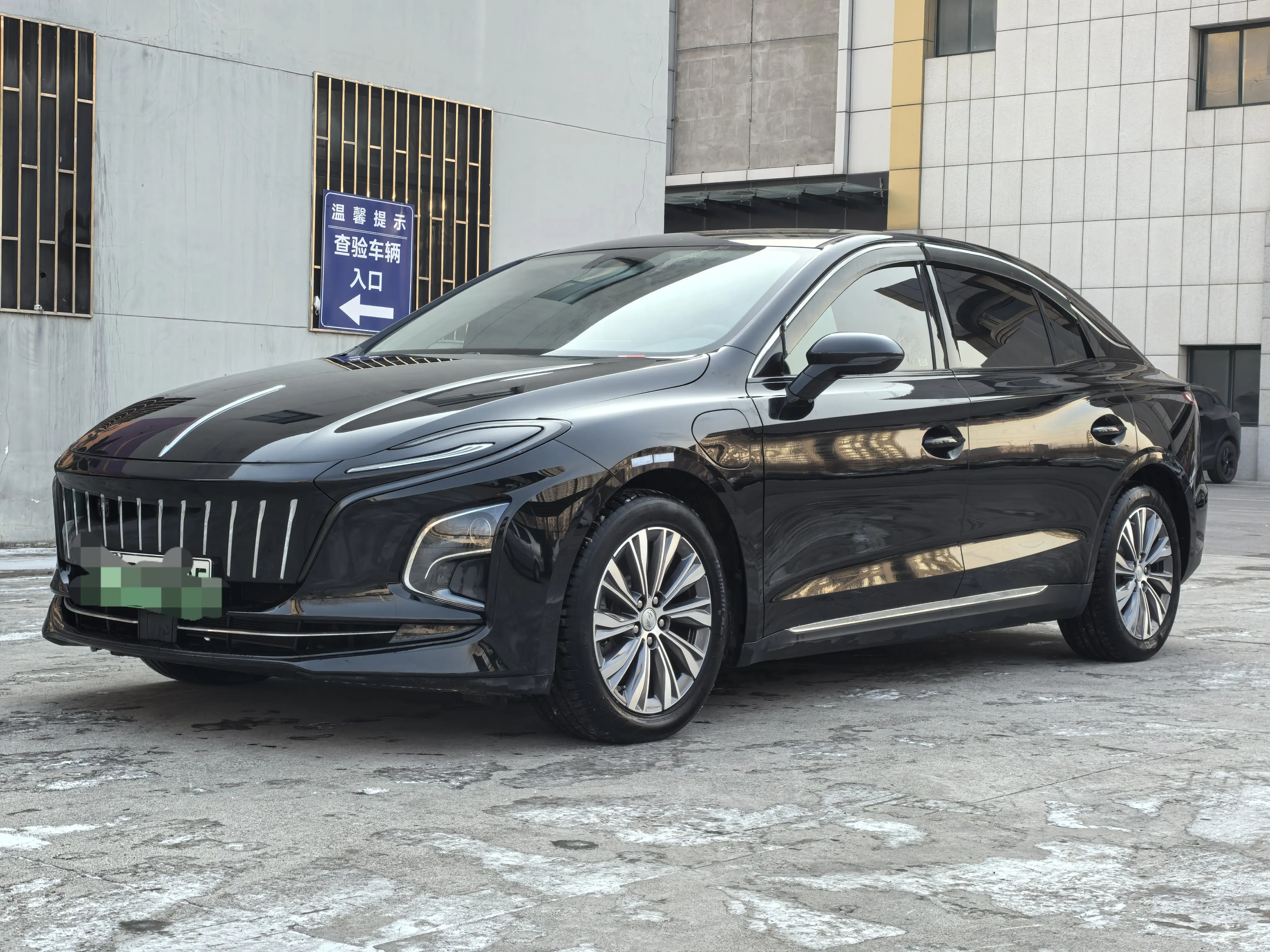 Hongqi E-QM5  из Китая