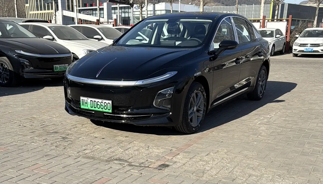 Hongqi E-QM5  из Китая