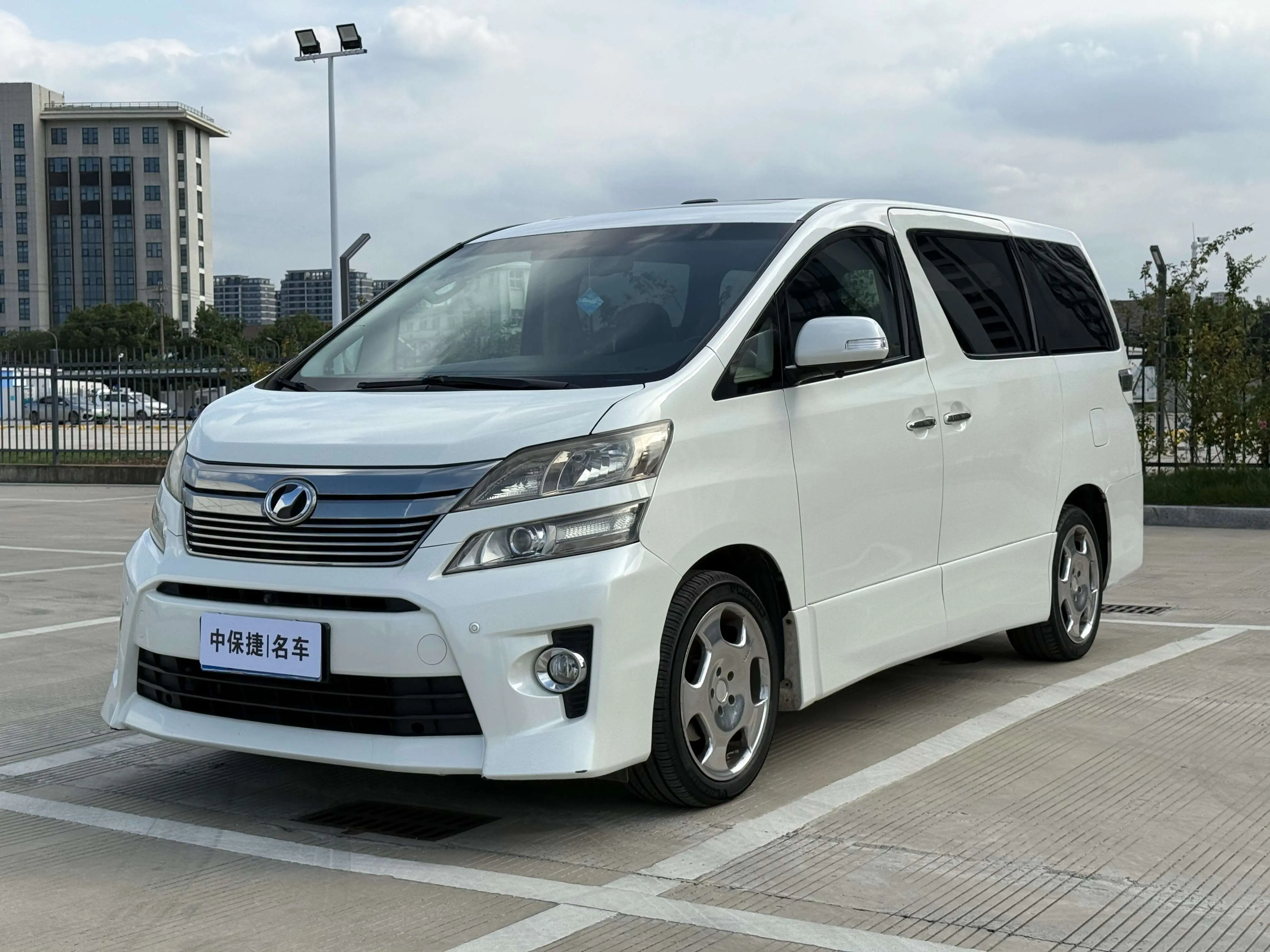Toyota Alphard (Elfa)  из Китая