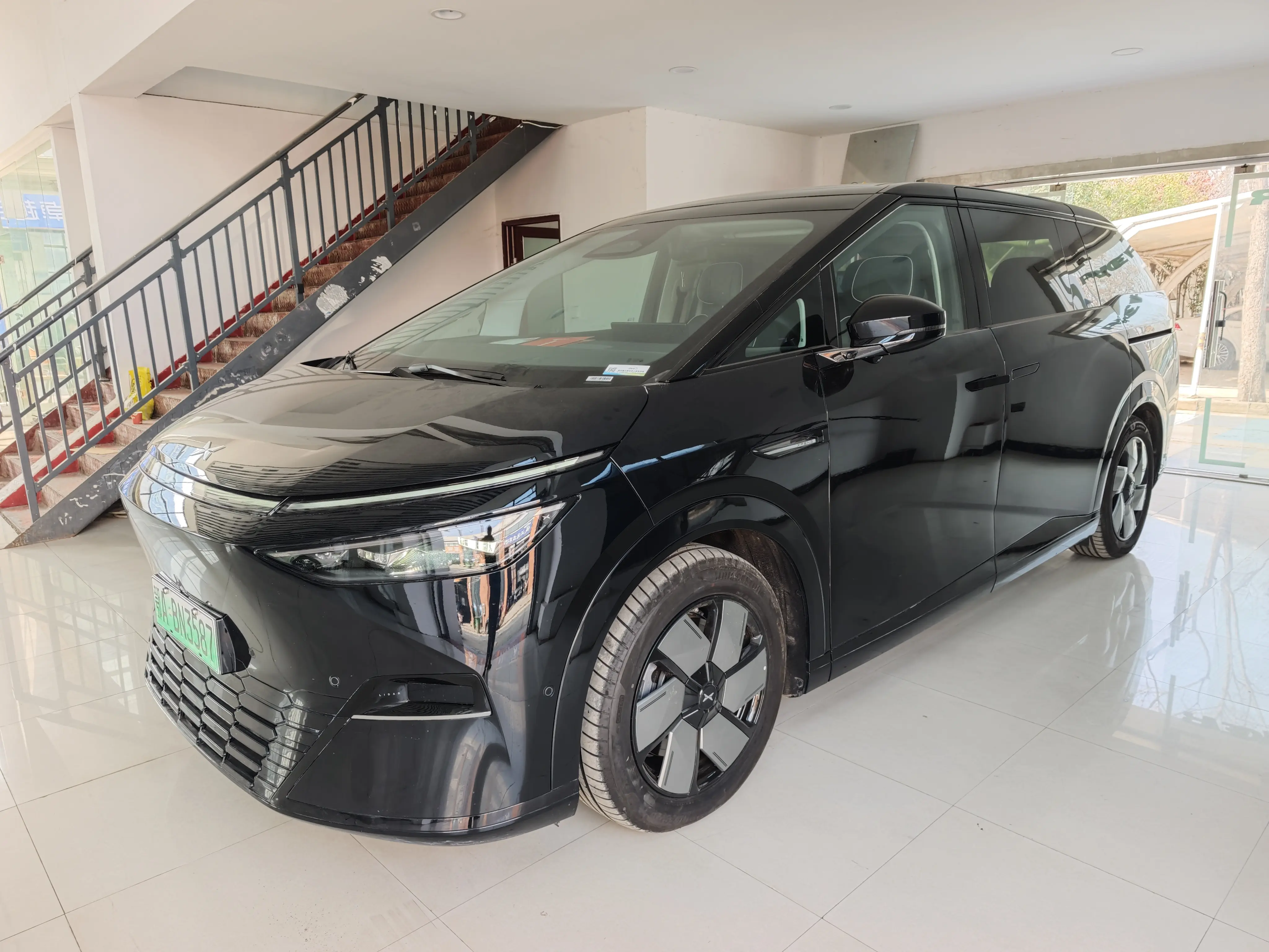 Xpeng X9  из Китая