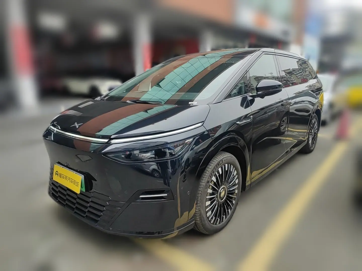 Xpeng X9  из Китая