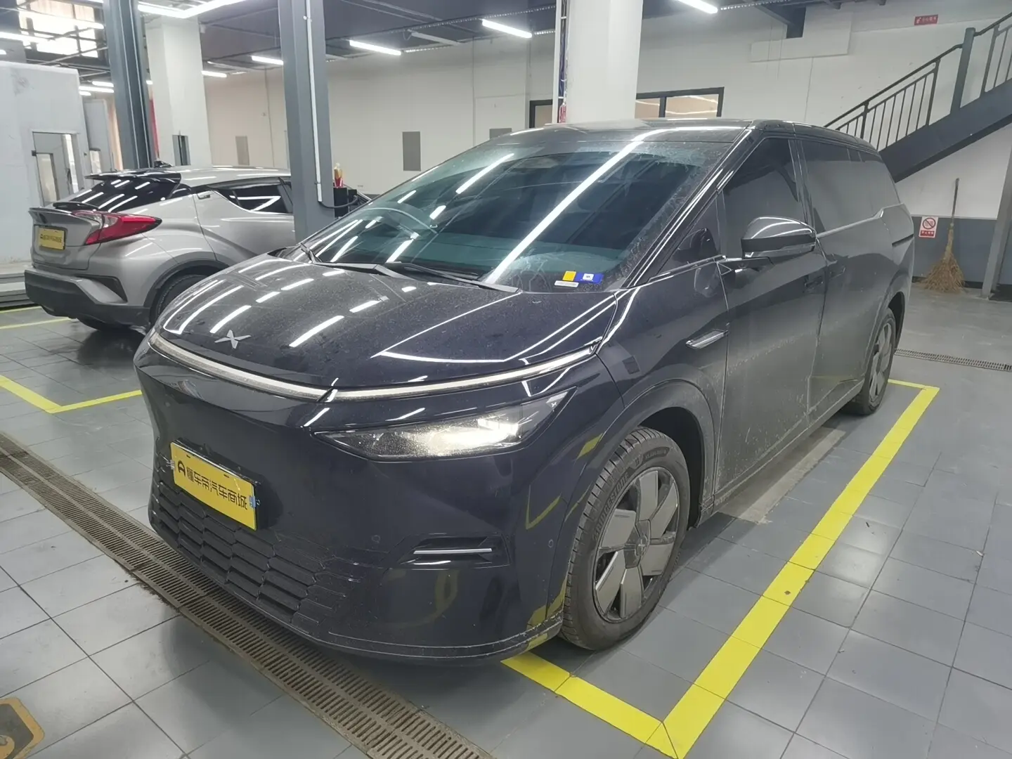 Xpeng X9  из Китая