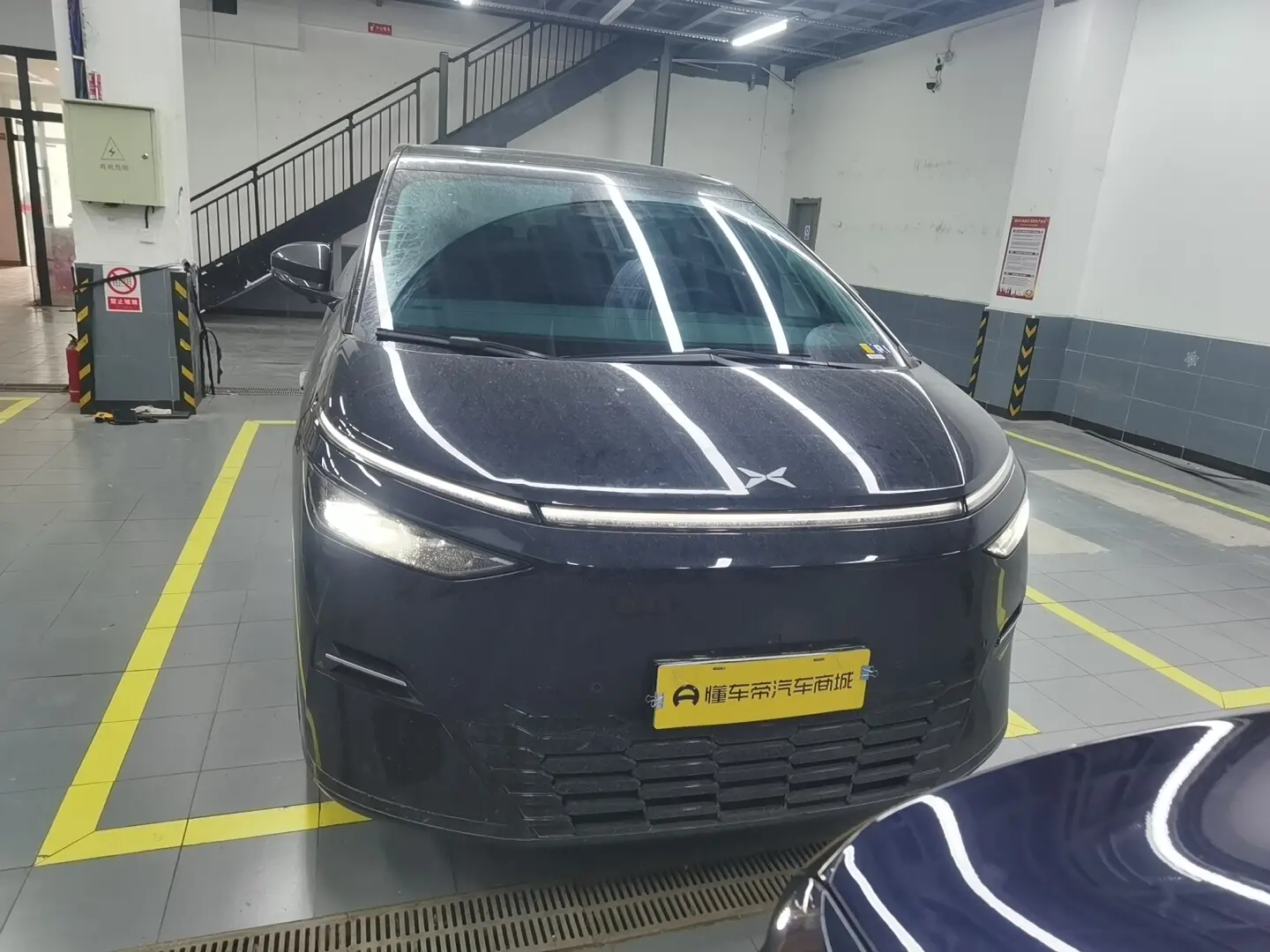 Xpeng X9  из Китая