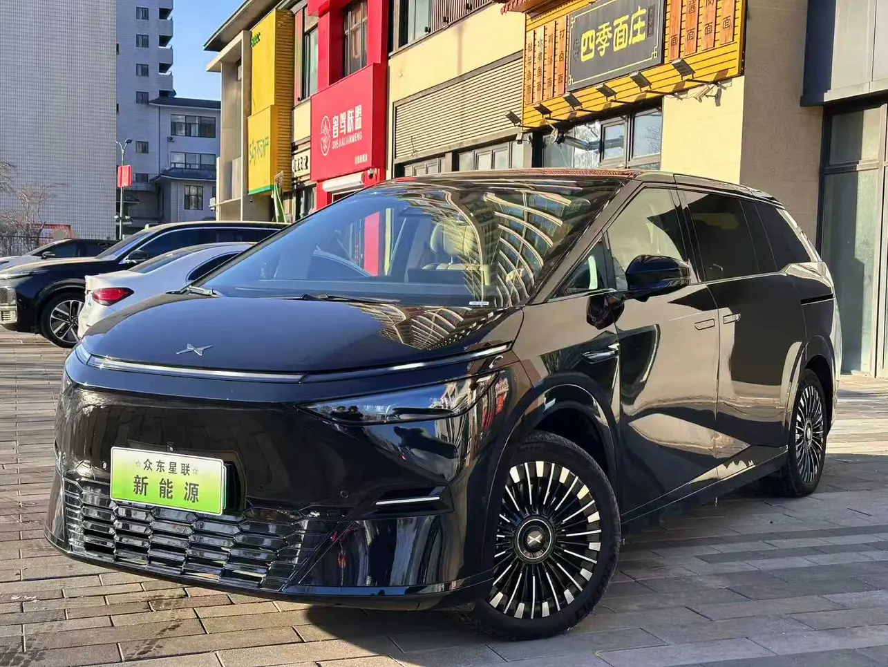 Xpeng X9  из Китая