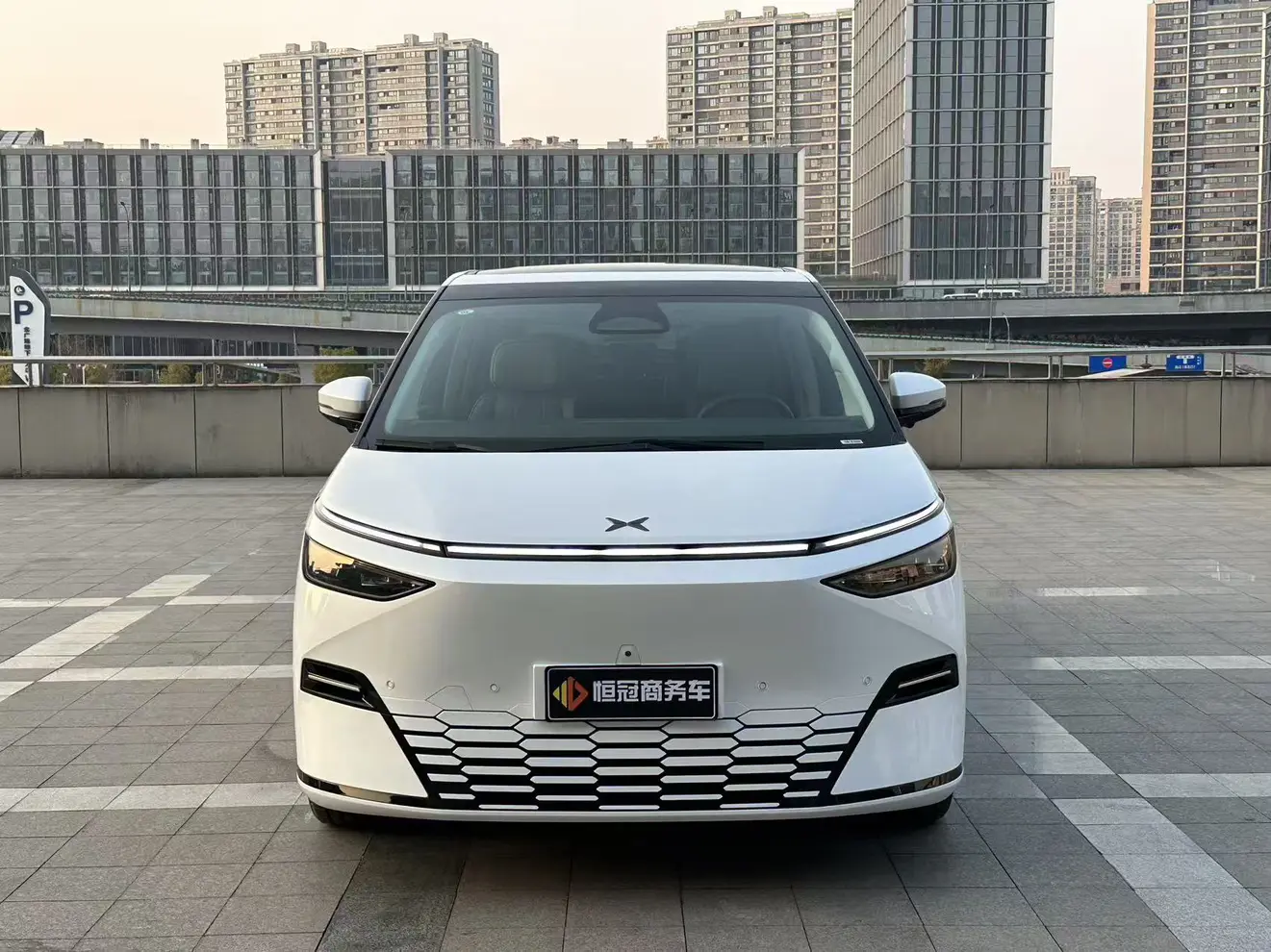 Xpeng X9  из Китая