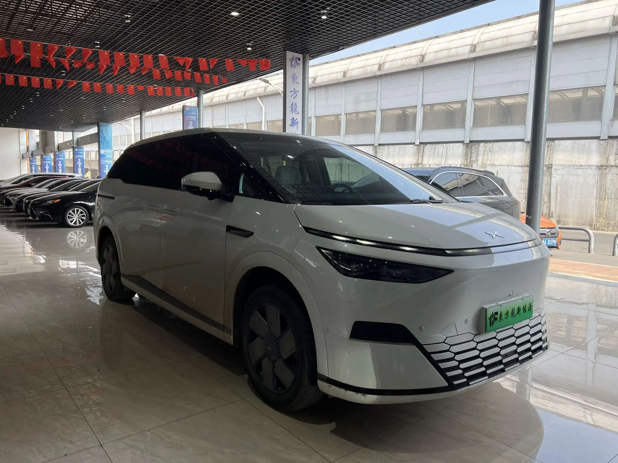 Xpeng X9  из Китая