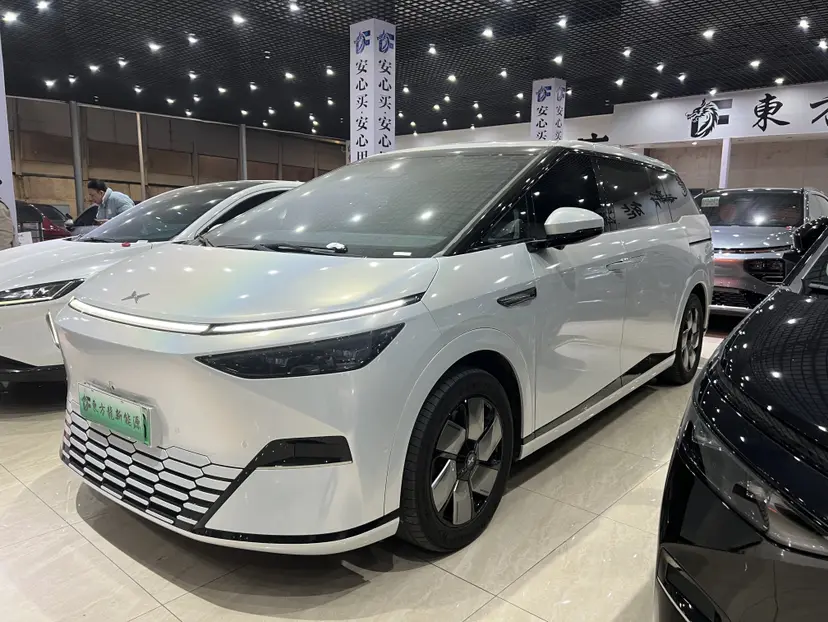 Xpeng X9  из Китая