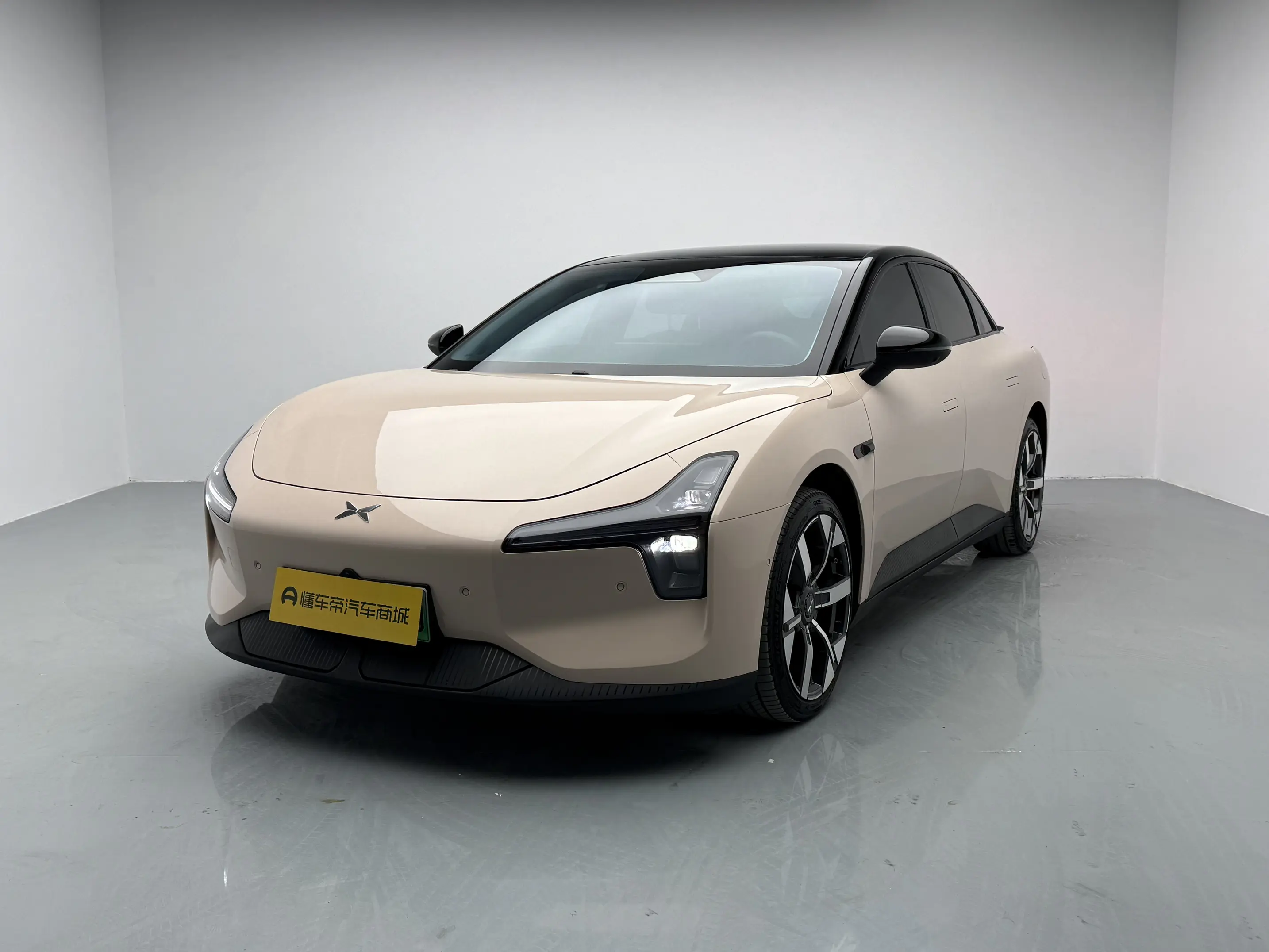 Xpeng Xiaopeng MONA M03  из Китая