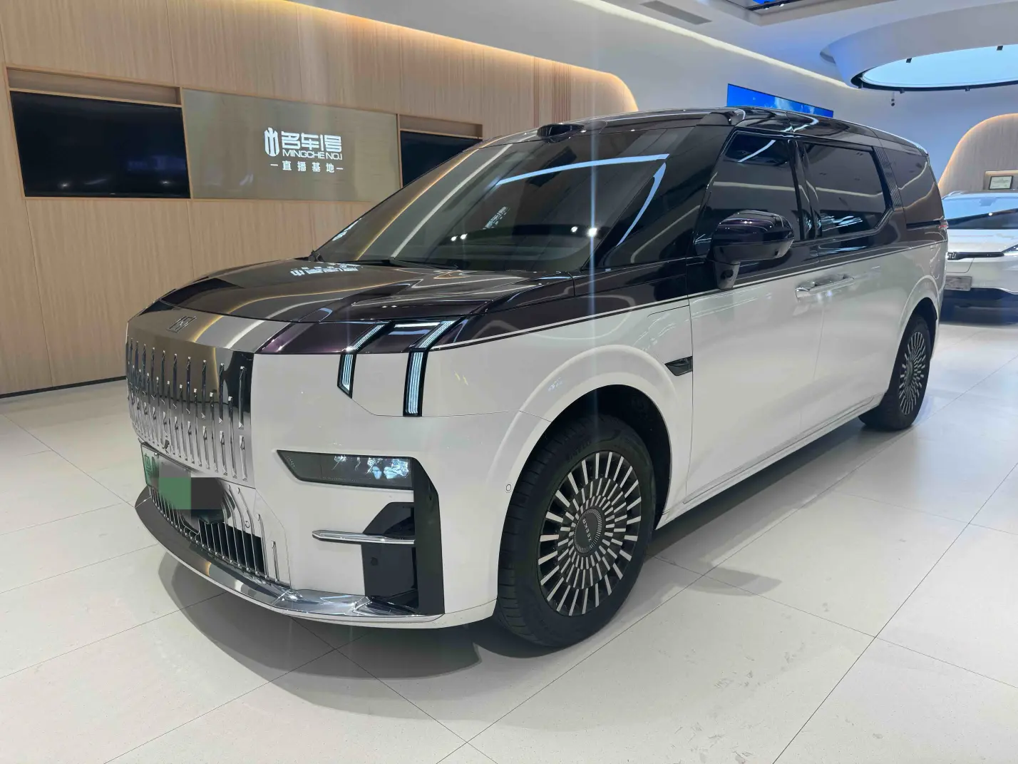 ZEEKR 009  из Китая