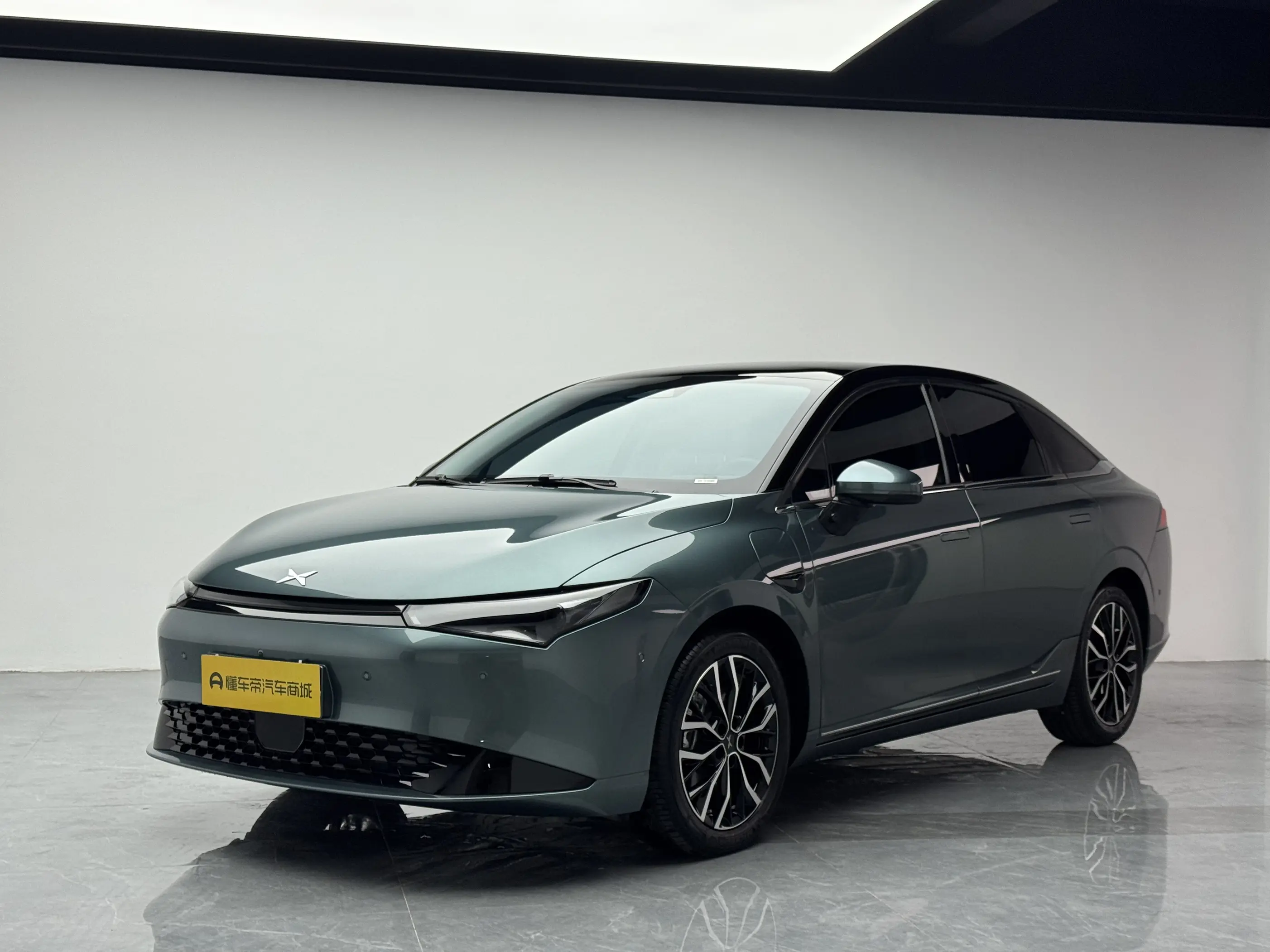 Xpeng P5  из Китая