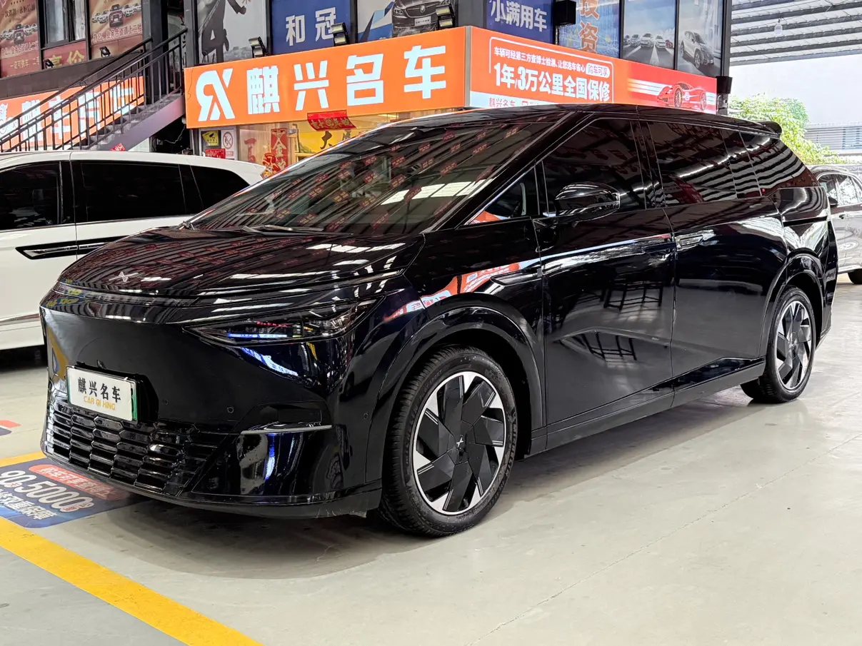 Xpeng X9  из Китая