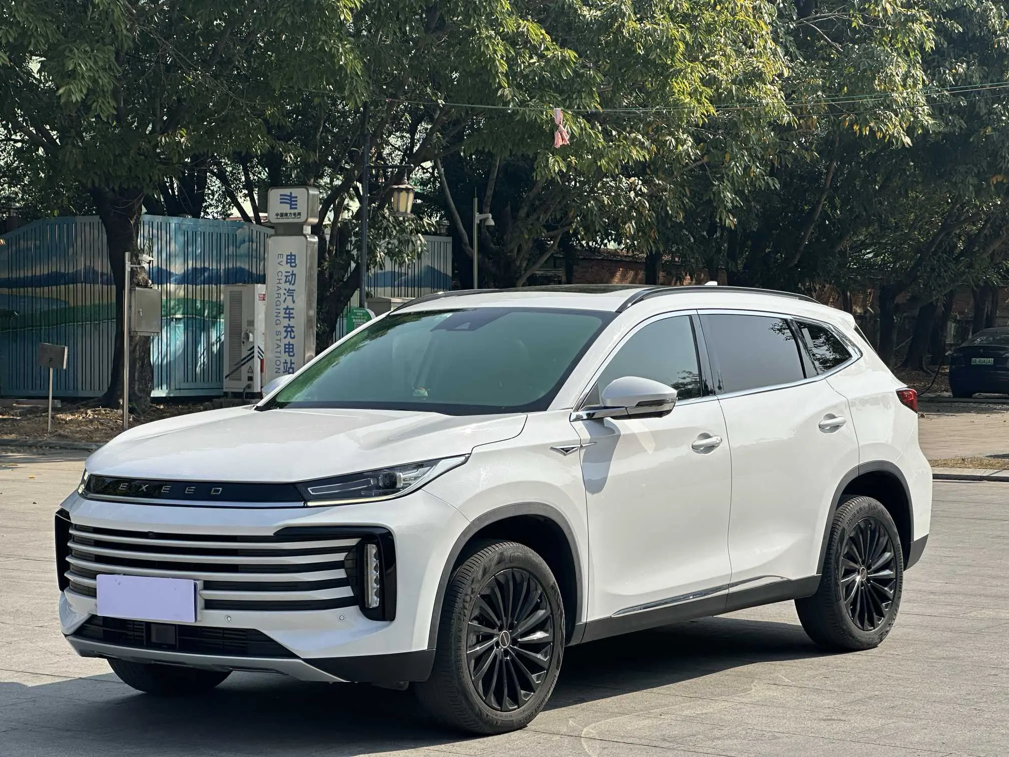 Exeed TXL (Stars in the clouds)  из Китая