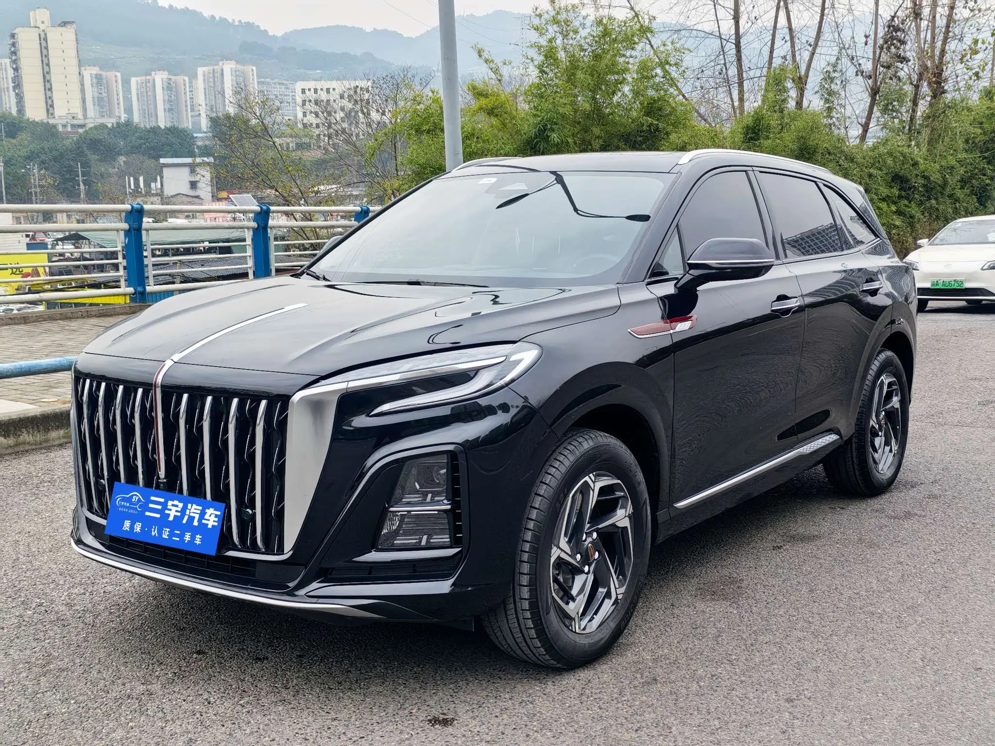 Hongqi HS3  из Китая