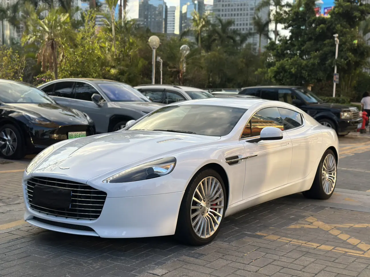 Aston Martin Rapide  из Китая