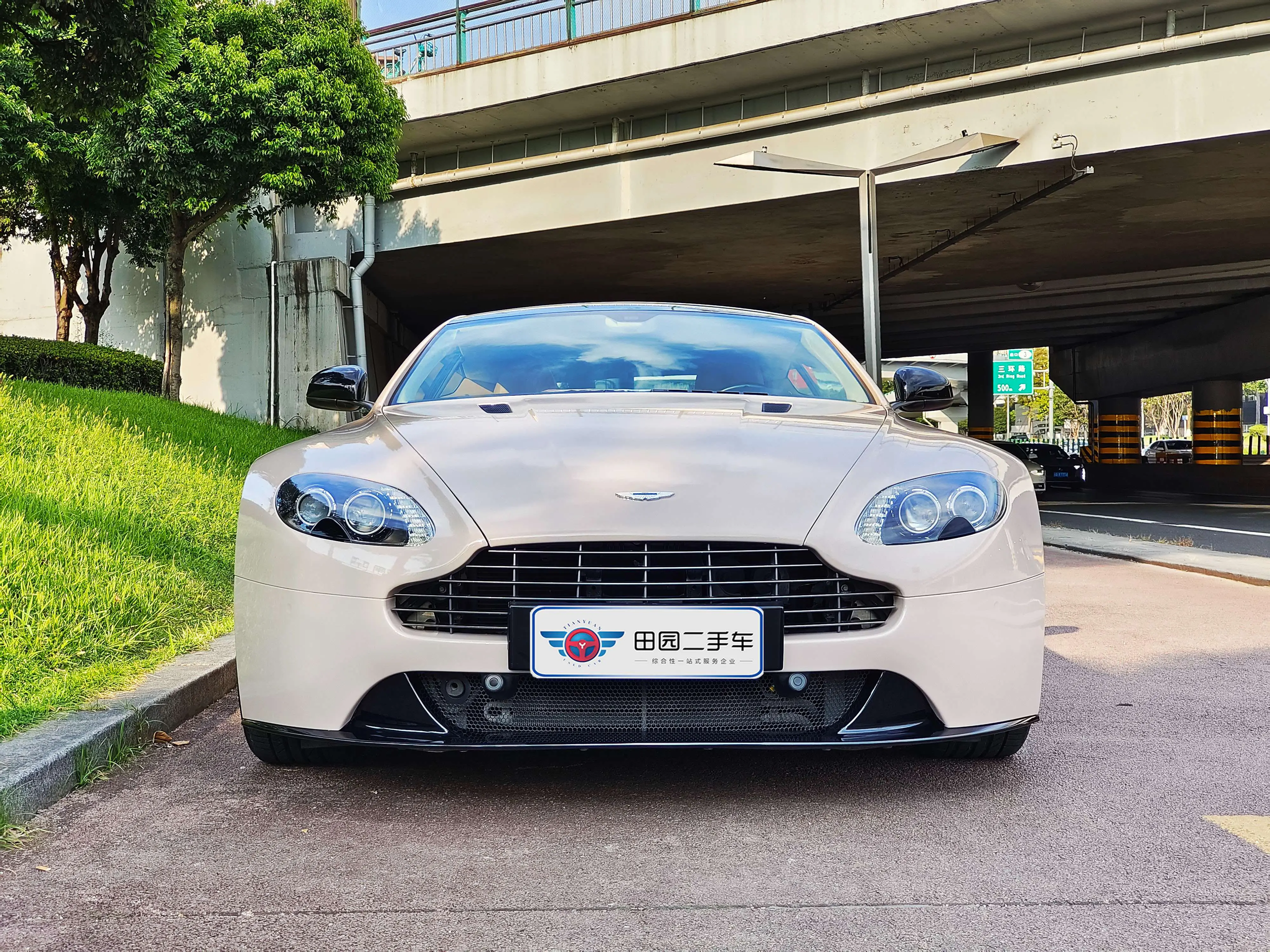 Aston Martin Vantage  из Китая