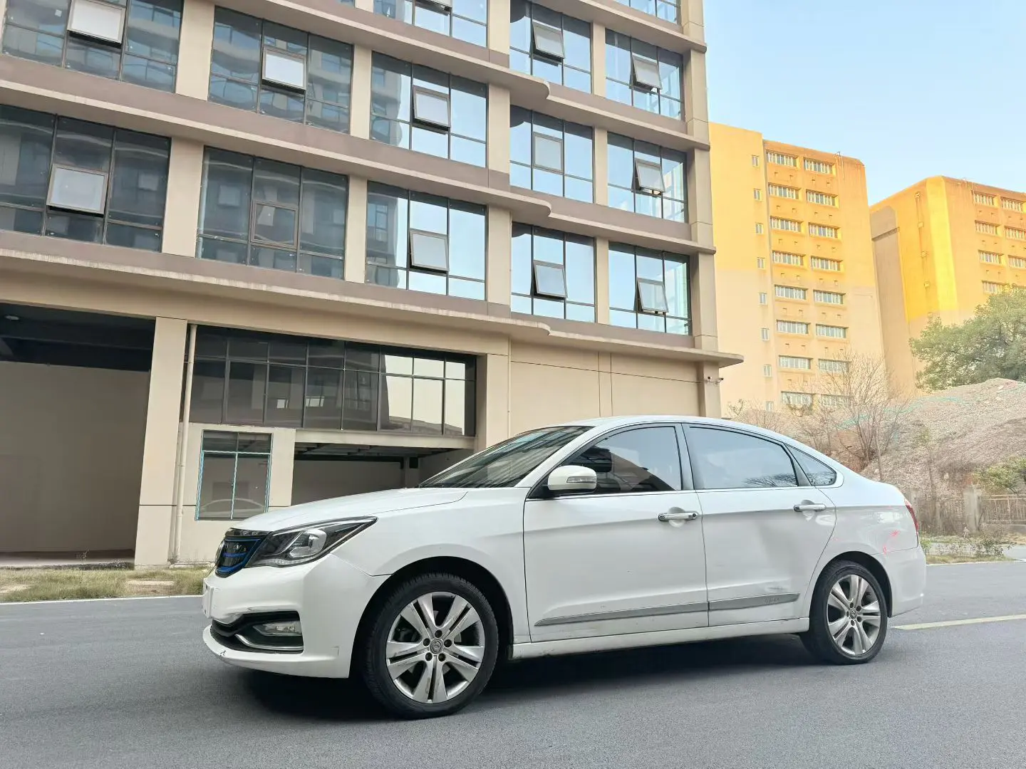 Dongfeng Fengshen E70  из Китая