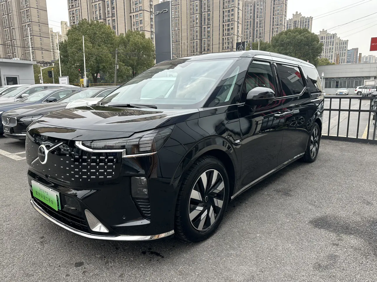 Volvo EM90  из Китая