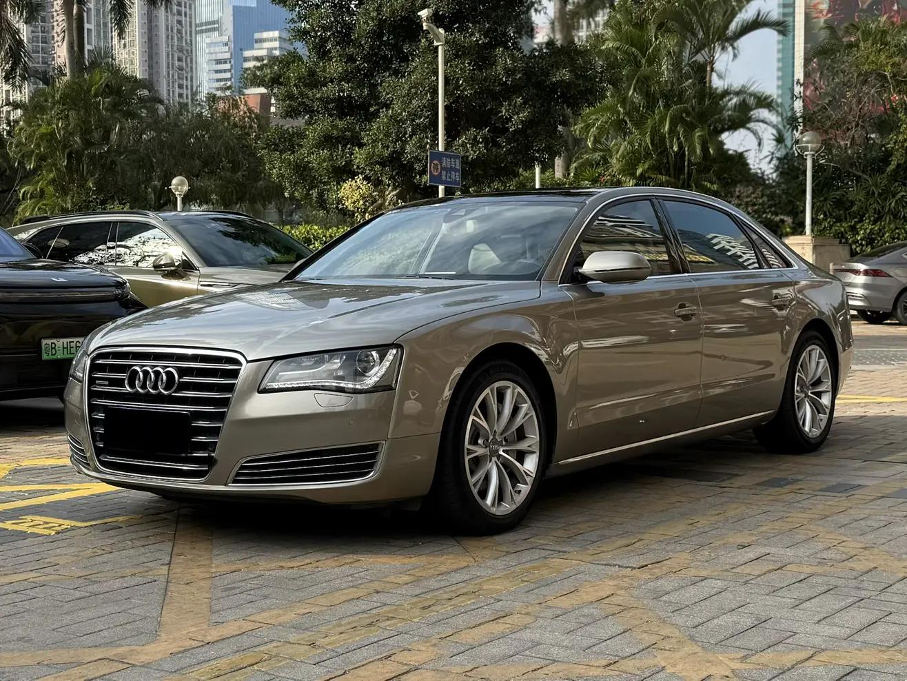 Audi A8  из Китая
