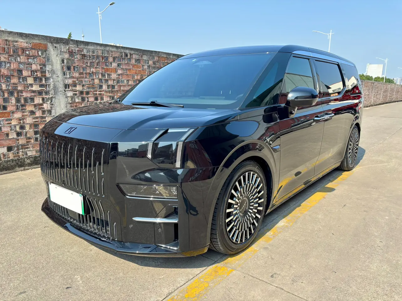 ZEEKR 009  из Китая